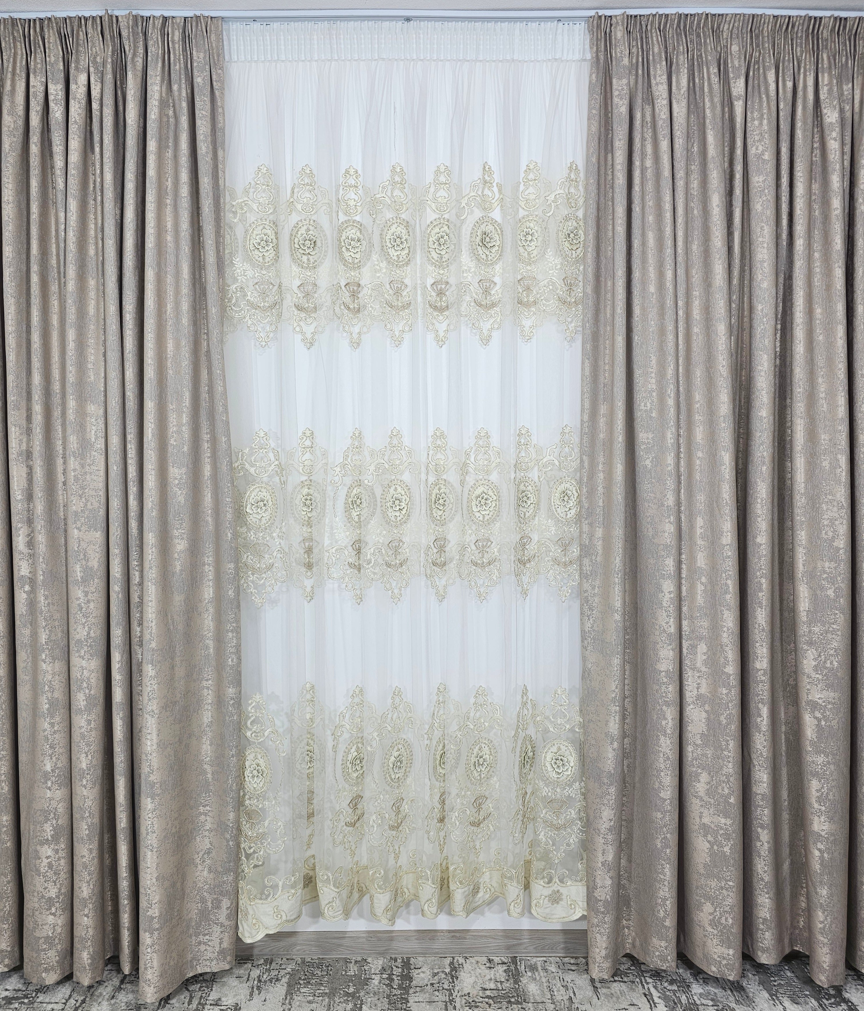 Set Niki: perdea din tul cu broderie crem si bordura de catifea si draperie bej tip vopsea decorativa