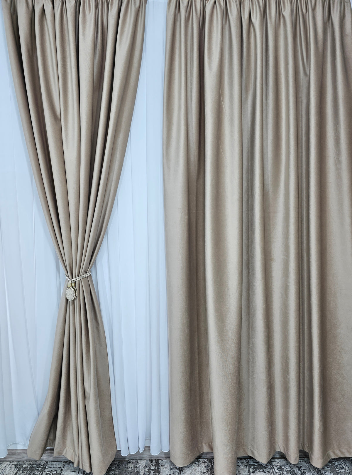 Set Premium: Perdea Matase Alb Imaculat și Draperie Bej Catifea Garantat Opacă