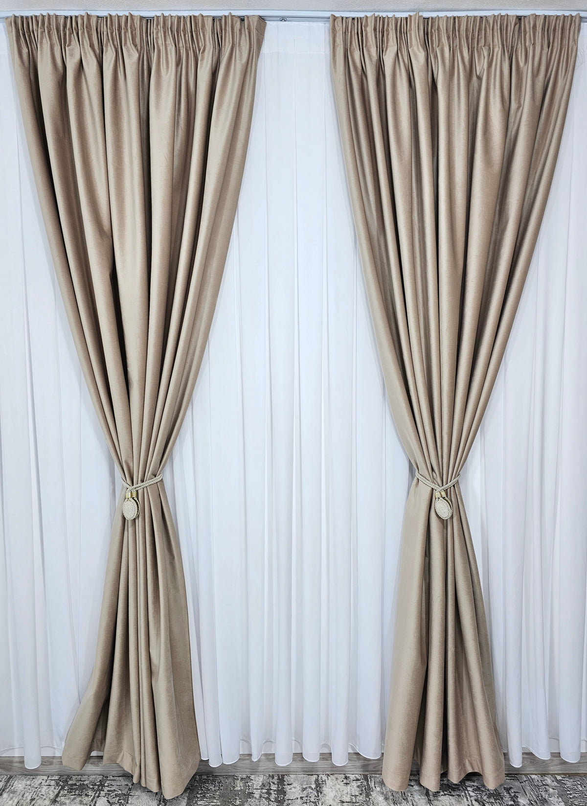 Set Premium – Perdea Matase Alb Imaculat si Draperie Bej Catifea – ideal pentru livinguri si dormitoare elegante cu canapele crem, bej, gri deschis sau alb si mobilier lemn natur sau alb – confectionat pe comanda