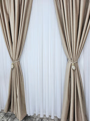 Set Premium – Perdea Matase Alb Imaculat si Draperie Bej Catifea – ideal pentru livinguri si dormitoare elegante cu canapele crem, bej, gri deschis sau alb si mobilier lemn natur sau alb – confectionat pe comanda