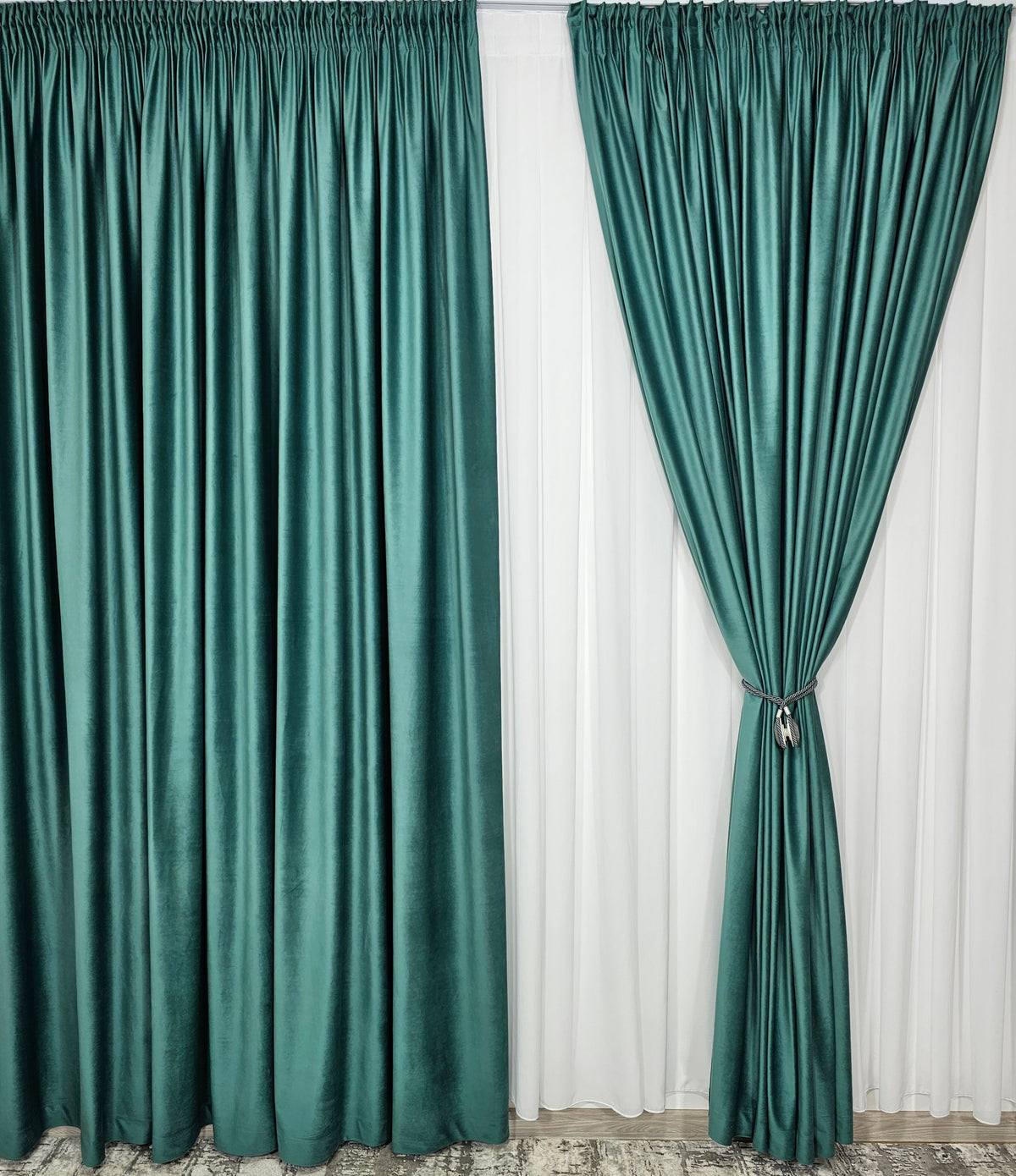 Set Joe – Perdea Jorjet Alb Imaculat si Draperie Catifea Verde Menta – ideal pentru livinguri si dormitoare luminoase cu canapele crem, bej, gri deschis sau alb si mobilier lemn natur, alb sau auriu – confectionat pe comanda