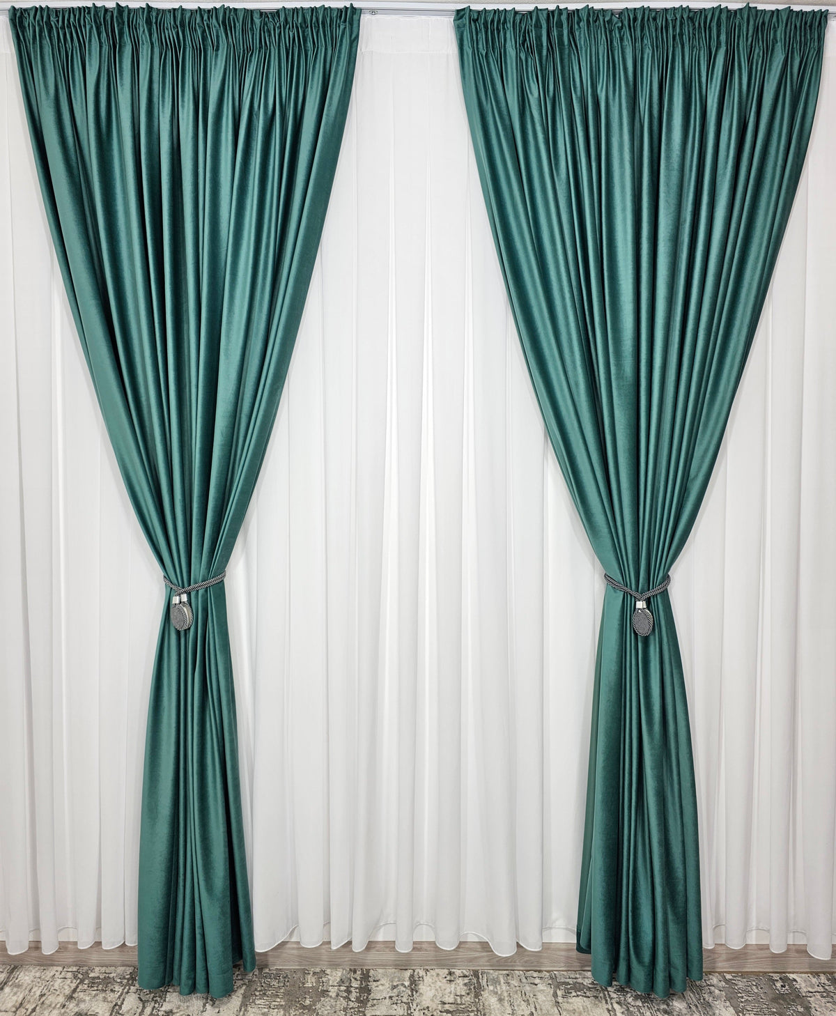 Set Joe: perdea simpla jorjet alb imaculat si draperie catifea verde menta