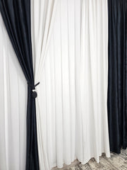 Set Cruela: perdea jorjet alb imaculat si draperie din catifea în doua culori alb cu negru