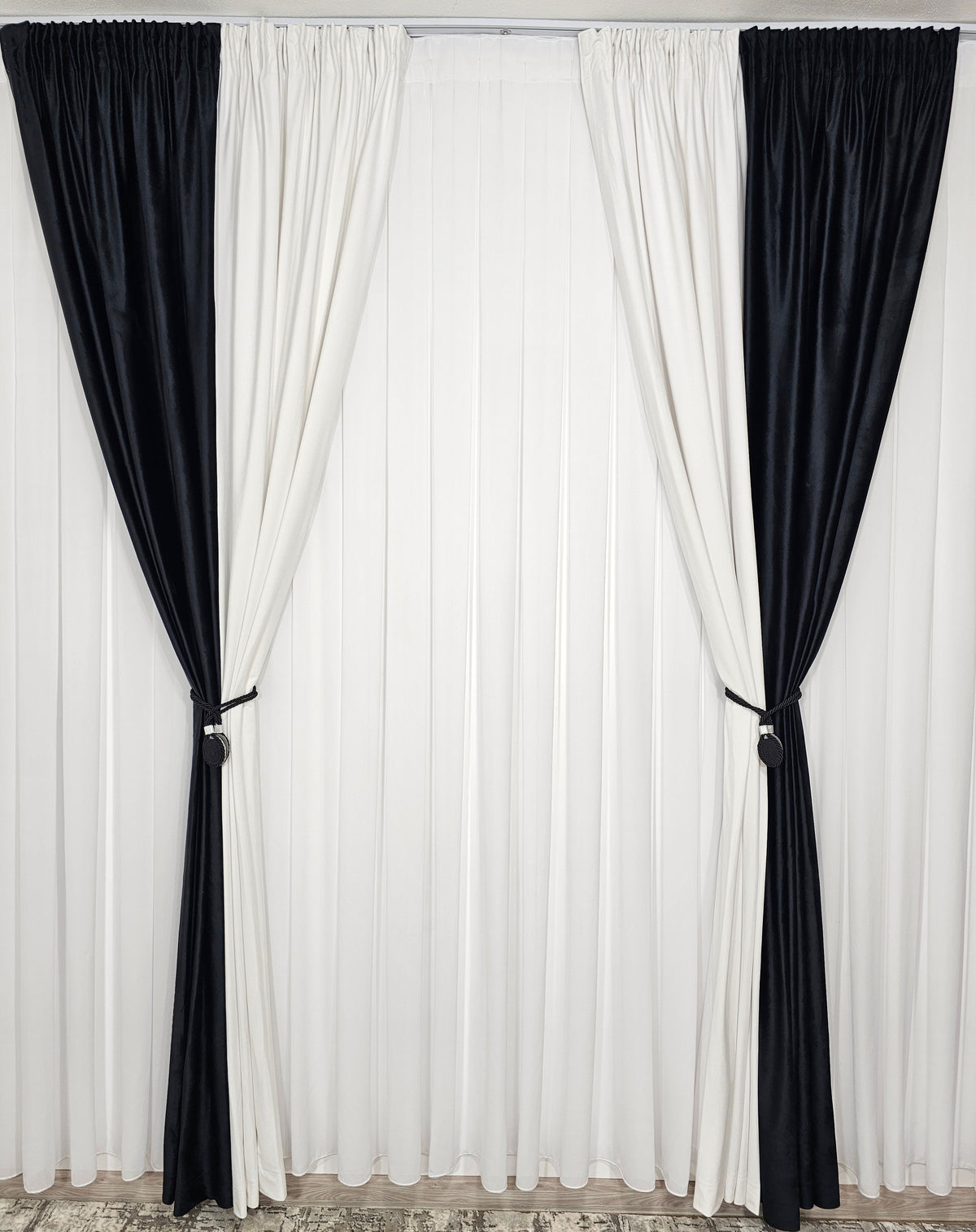 Set Cruela: perdea jorjet alb imaculat si draperie din catifea în doua culori alb cu negru