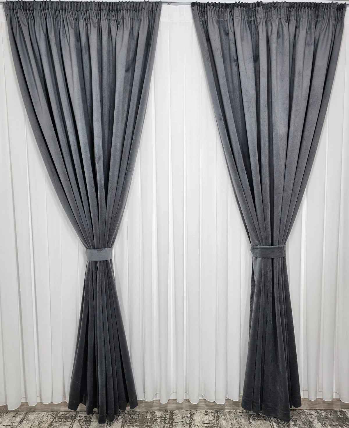 Set Premium: Perdea Matase Alba Nesifonabila si Draperie Gri Mediu Catifea Garantat Opaca