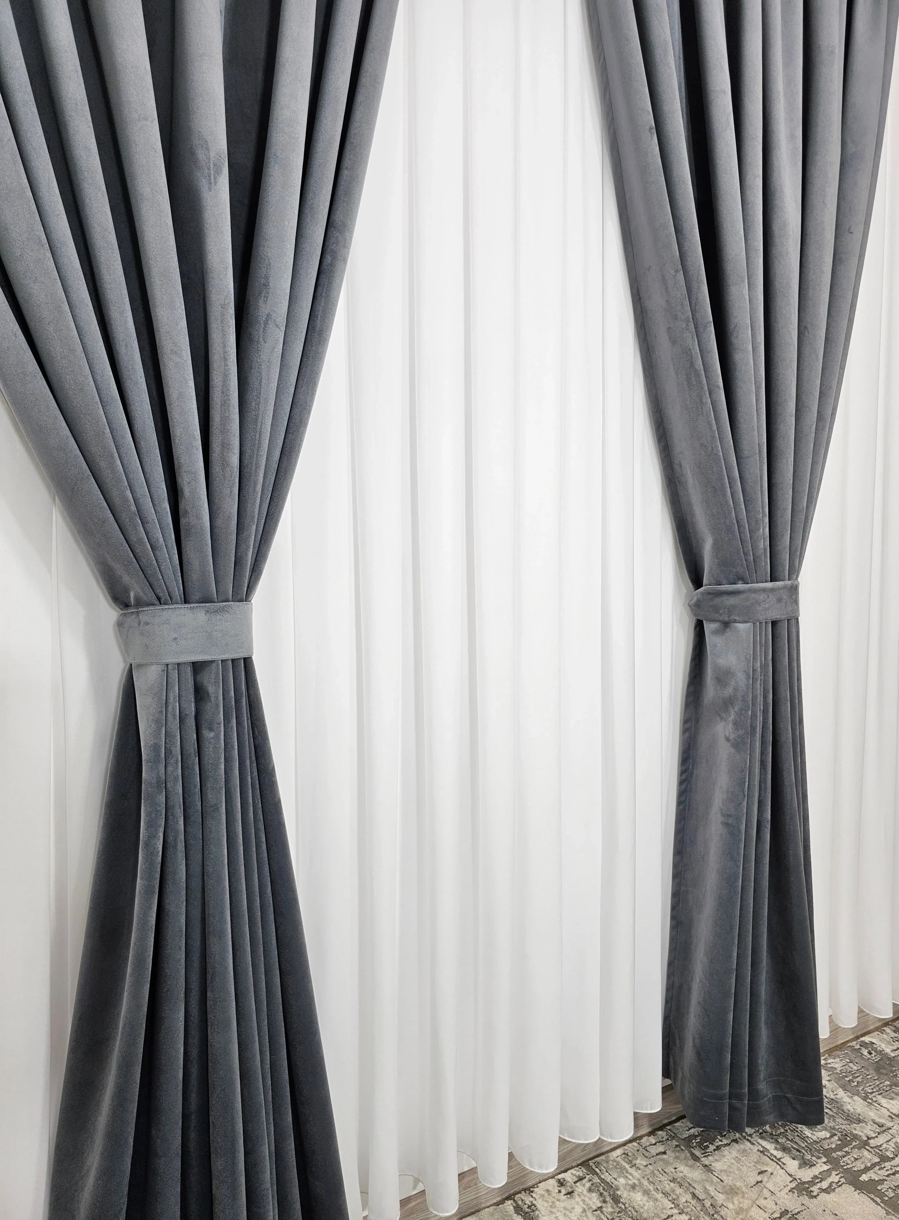 Set Premium: Perdea Matase Alba Nesifonabila si Draperie Gri Mediu Catifea Garantat Opaca