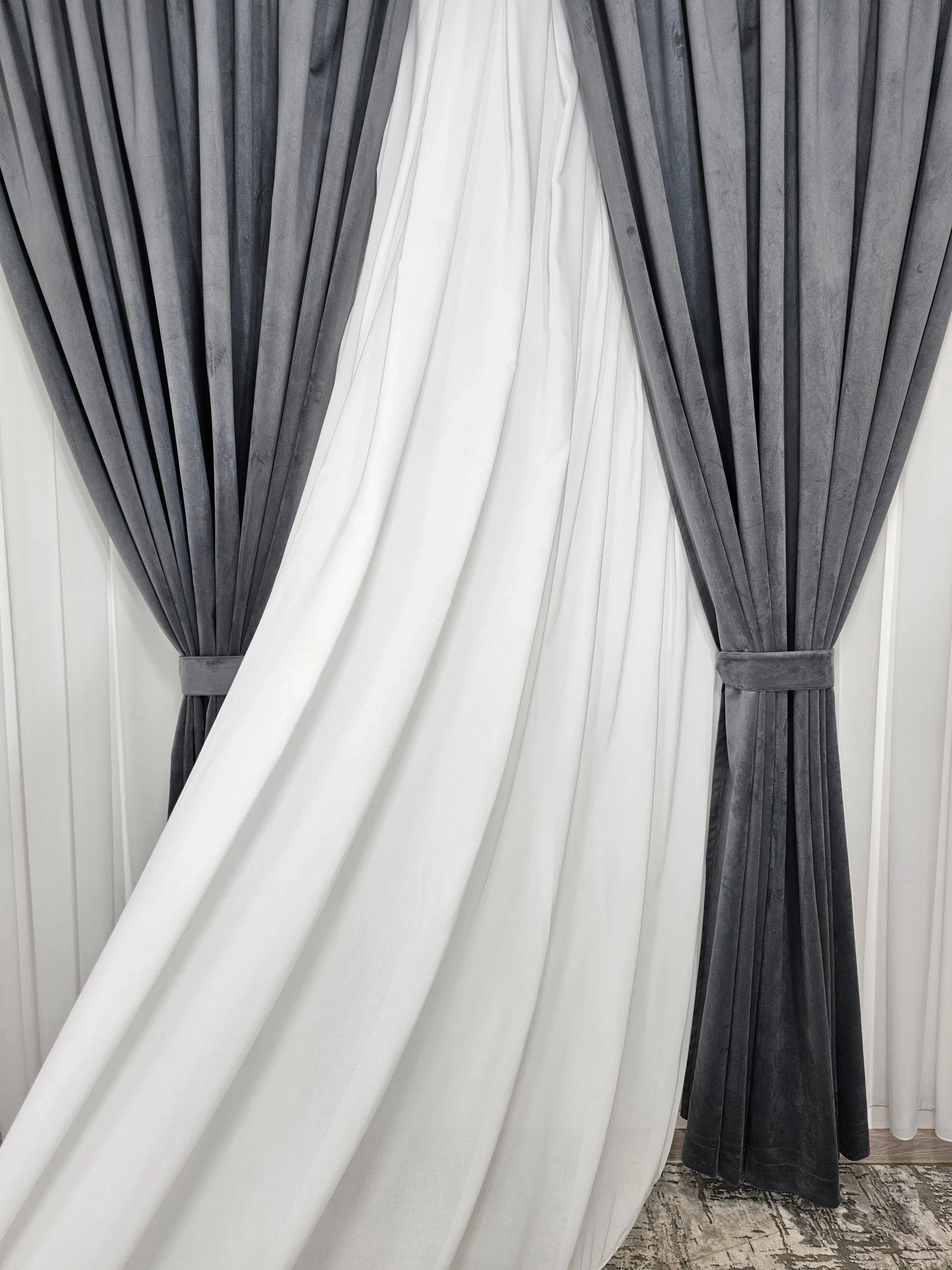 Set Premium: Perdea Matase Alba Nesifonabila si Draperie Gri Mediu Catifea Garantat Opaca