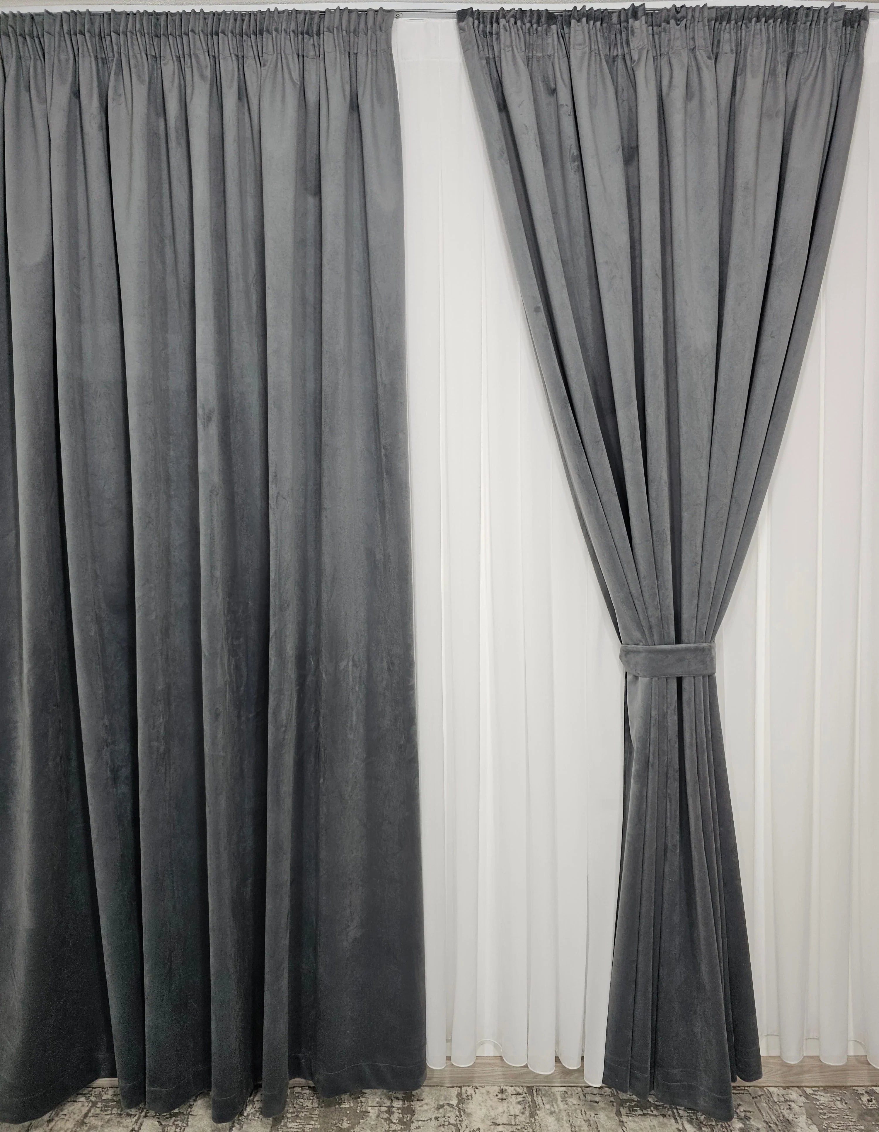 Set Premium: Perdea Matase Alba Nesifonabila si Draperie Gri Mediu Catifea Garantat Opaca