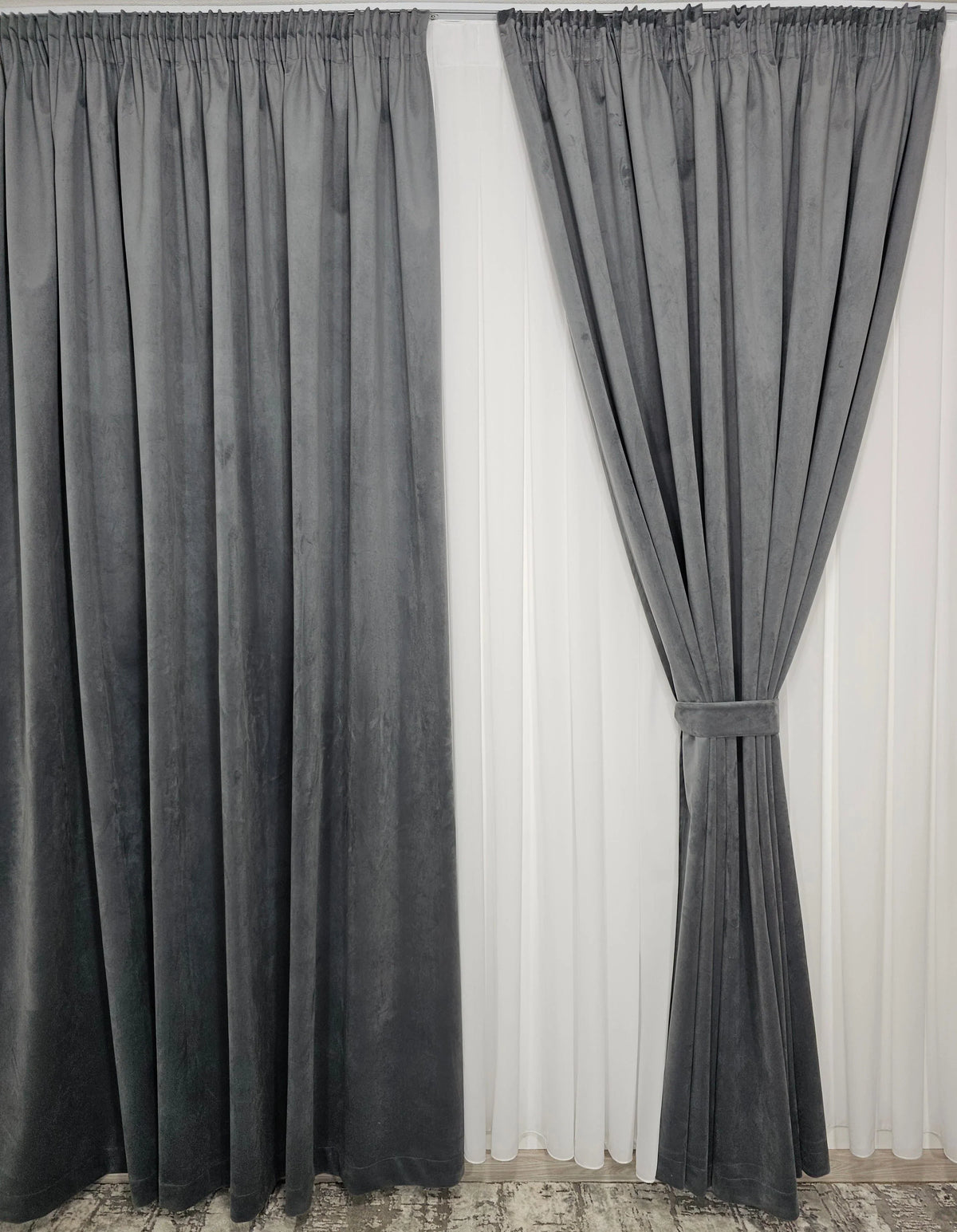 Set Premium: Ideal pentru Cei Care Nu Doresc Patrunderea Luminii - Perdea din Matase Alba si Draperie Catifea 100% blackout Gri Mediu pentru Livinguri si Dormitoare- Confectionat pe Comanda