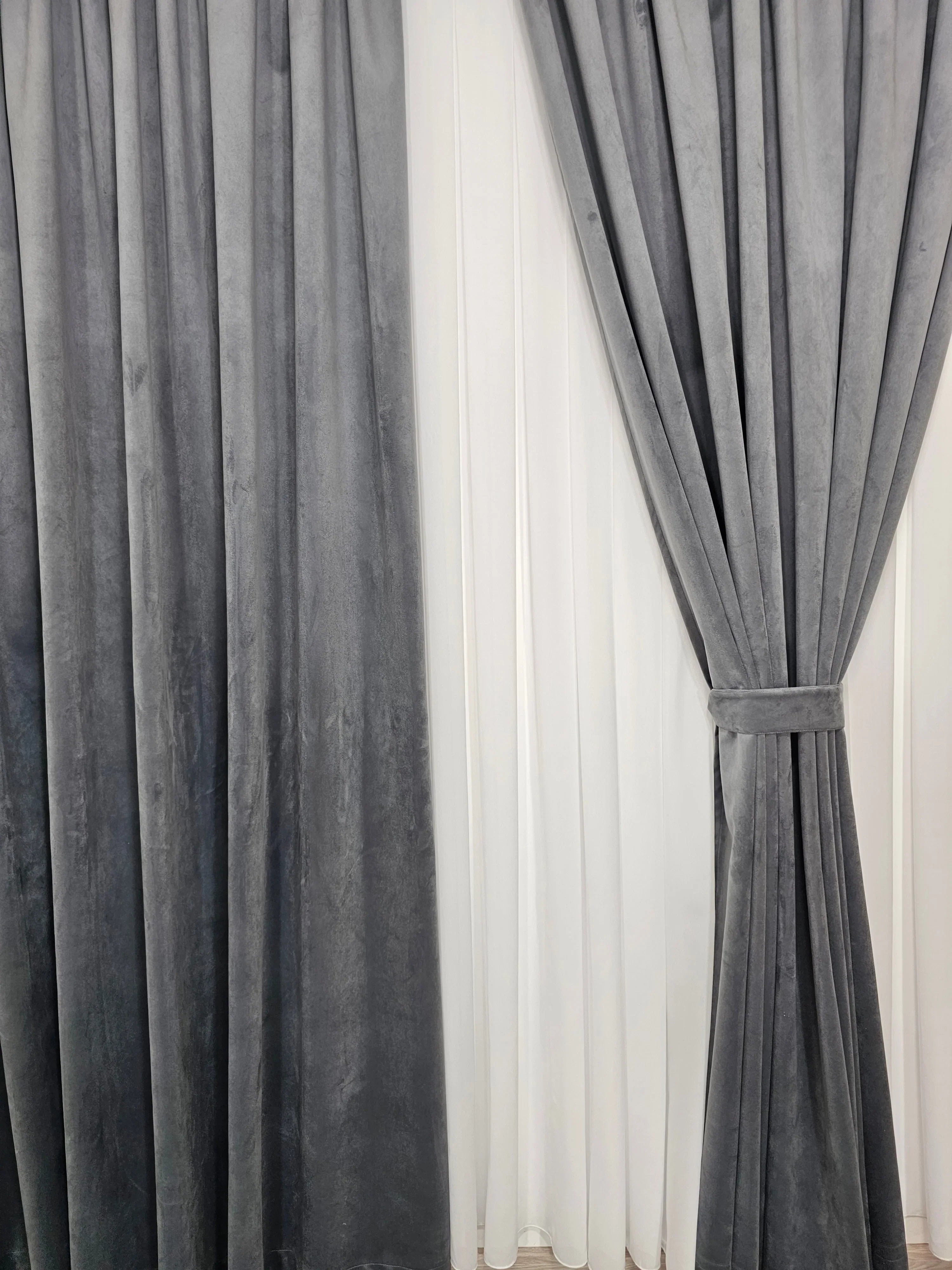 Set Premium: Perdea Matase Alba Nesifonabila si Draperie Gri Mediu Catifea Garantat Opaca