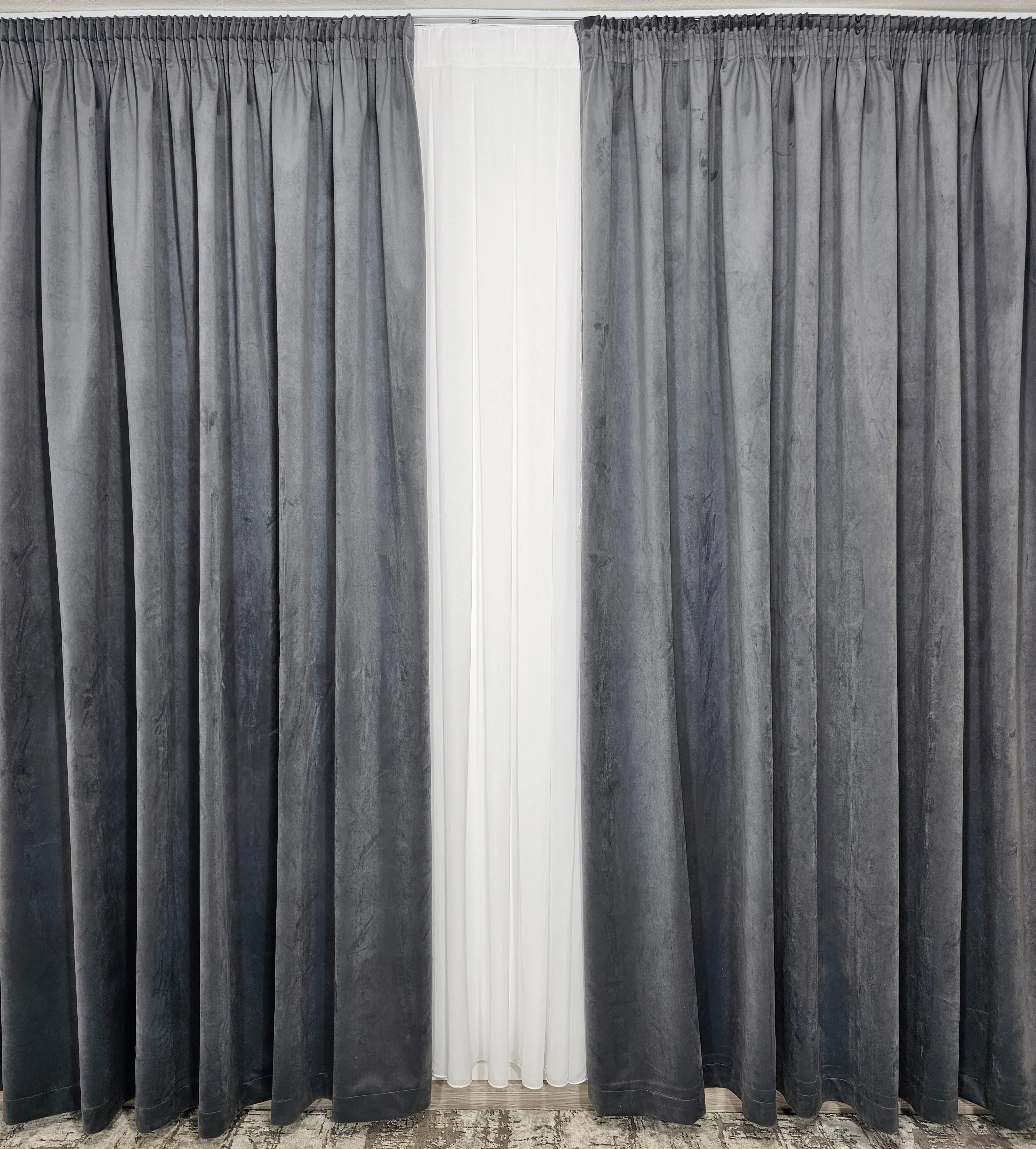 Set Premium: Perdea Matase Alba Nesifonabila si Draperie Gri Mediu Catifea Garantat Opaca