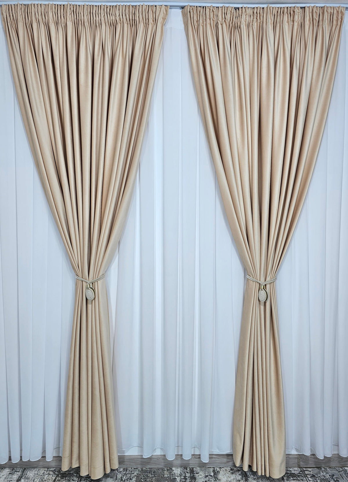 Set Paso: perdea jorjet alb imaculat si draperie catifea piersica blackout 90%