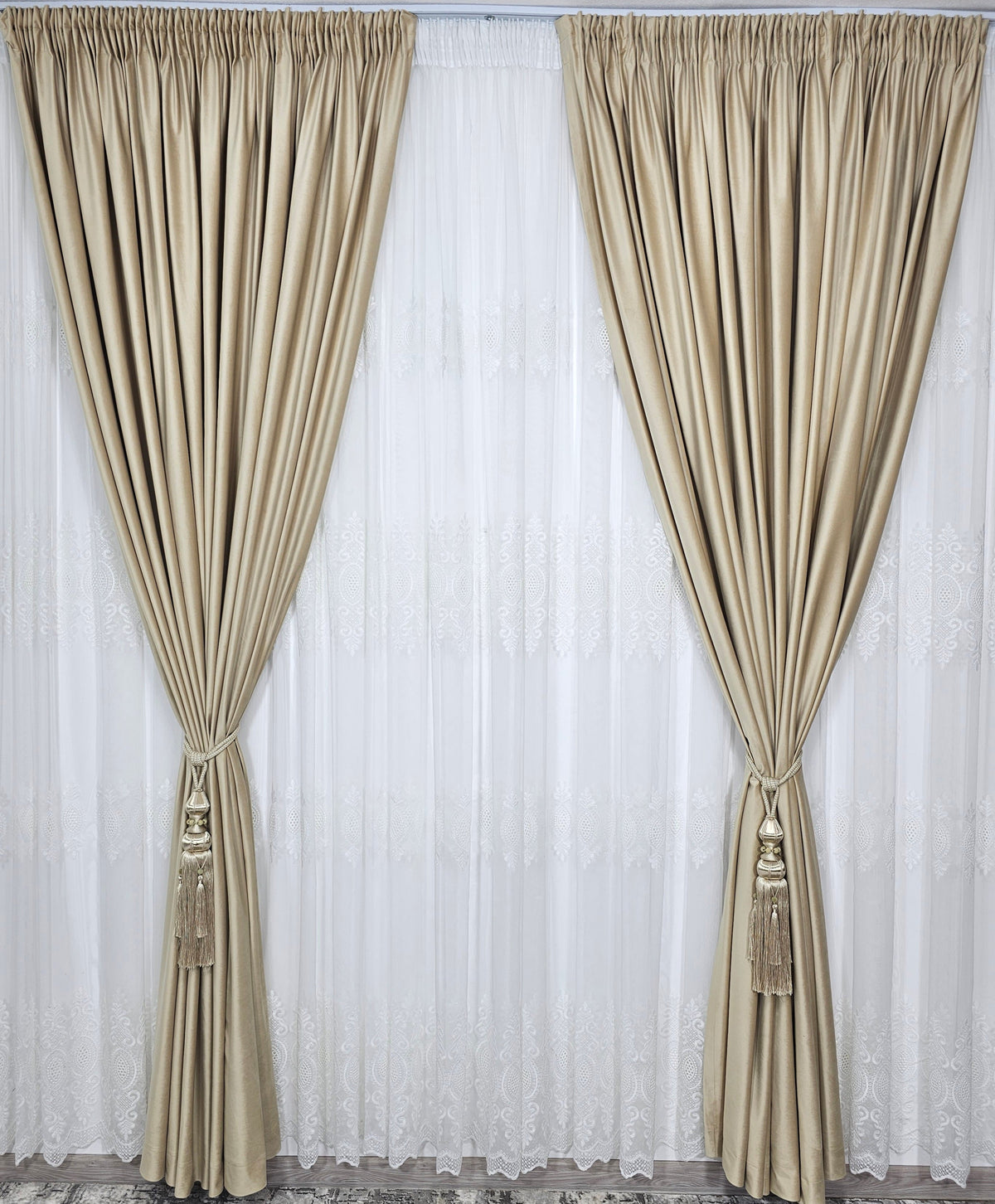 Set Cadiz Ivoire: perdea crem-ivoire din bamboo cu broderie si draperie catifea crem blackout 80%