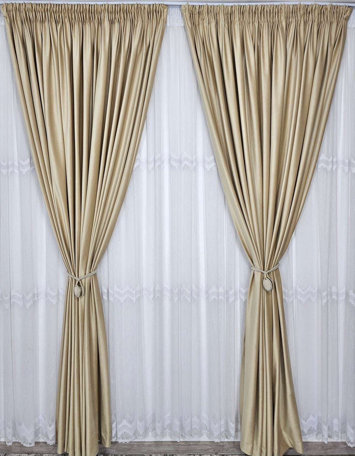 Set Bilbao Alb: perdea albă borangic cu broderie si draperie catifea crem blackout 80%