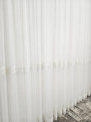 Set Bilbao Crem: perdea simpla crem borangic cu broderie  si draperie catifea crem blackout 90%