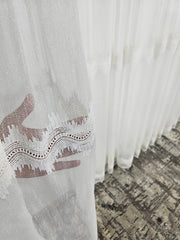 Set Bilbao Crem: perdea simpla crem borangic cu broderie  si draperie catifea crem blackout 90%