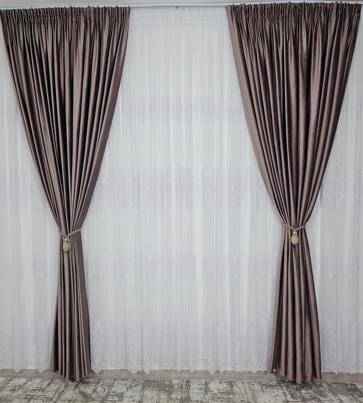 Set Cadiz: perdea bamboo cu broderie alba si draperie catifea cu reflexii de gri-maro-violet