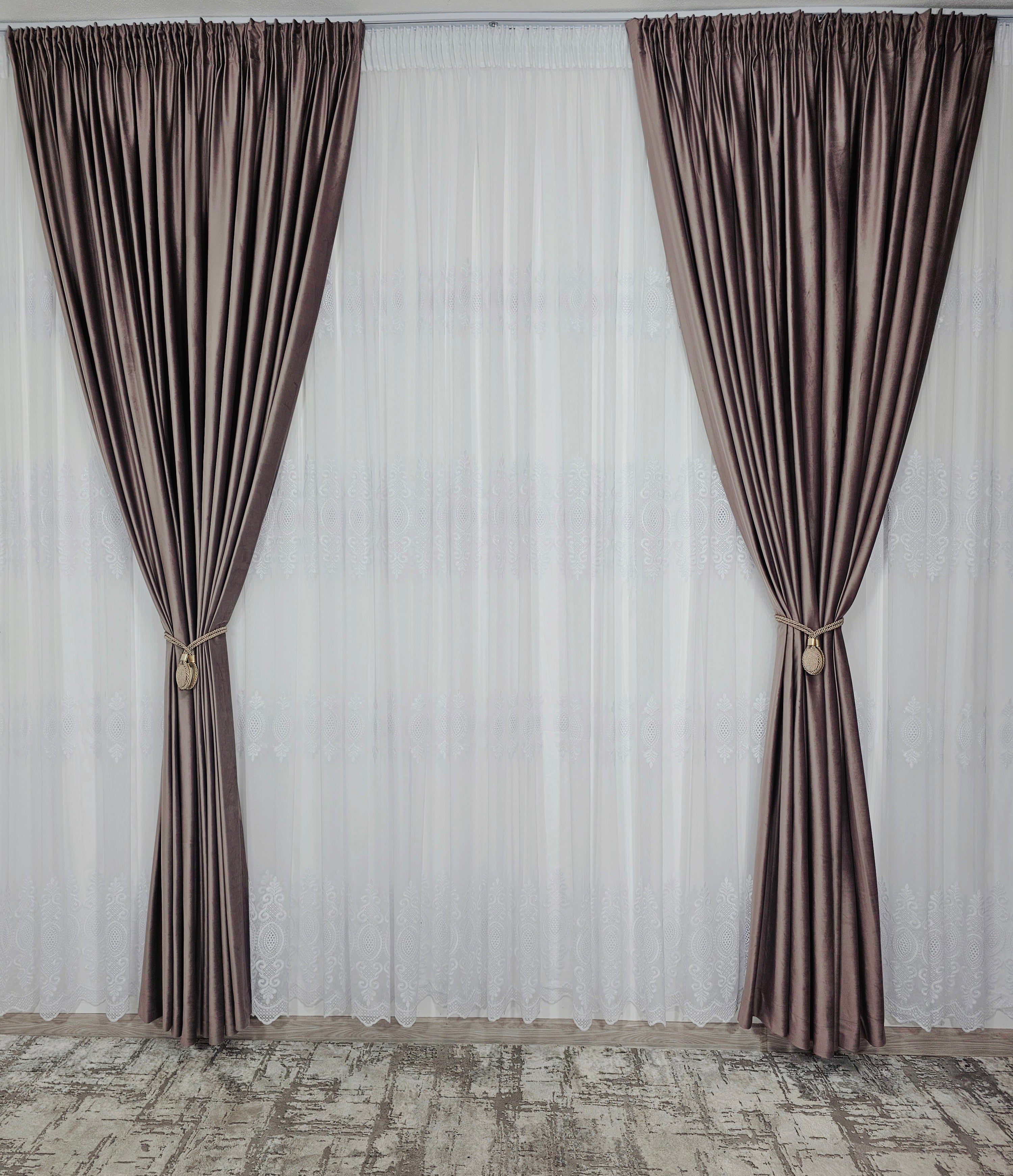 Set Cadiz: perdea bamboo cu broderie alba si draperie catifea cu reflexii de gri-maro-violet