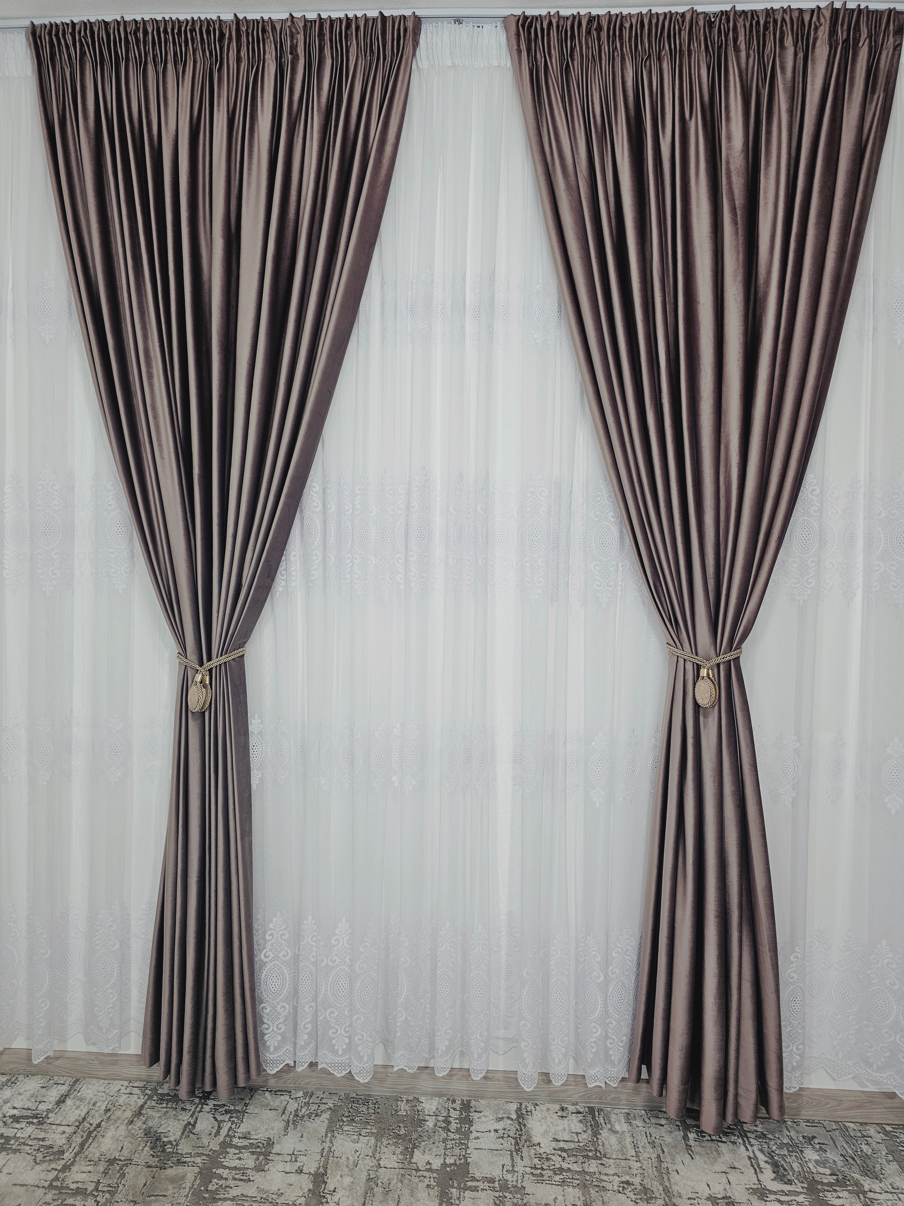 Set Cadiz: perdea bamboo cu broderie alba si draperie catifea cu reflexii de gri-maro-violet