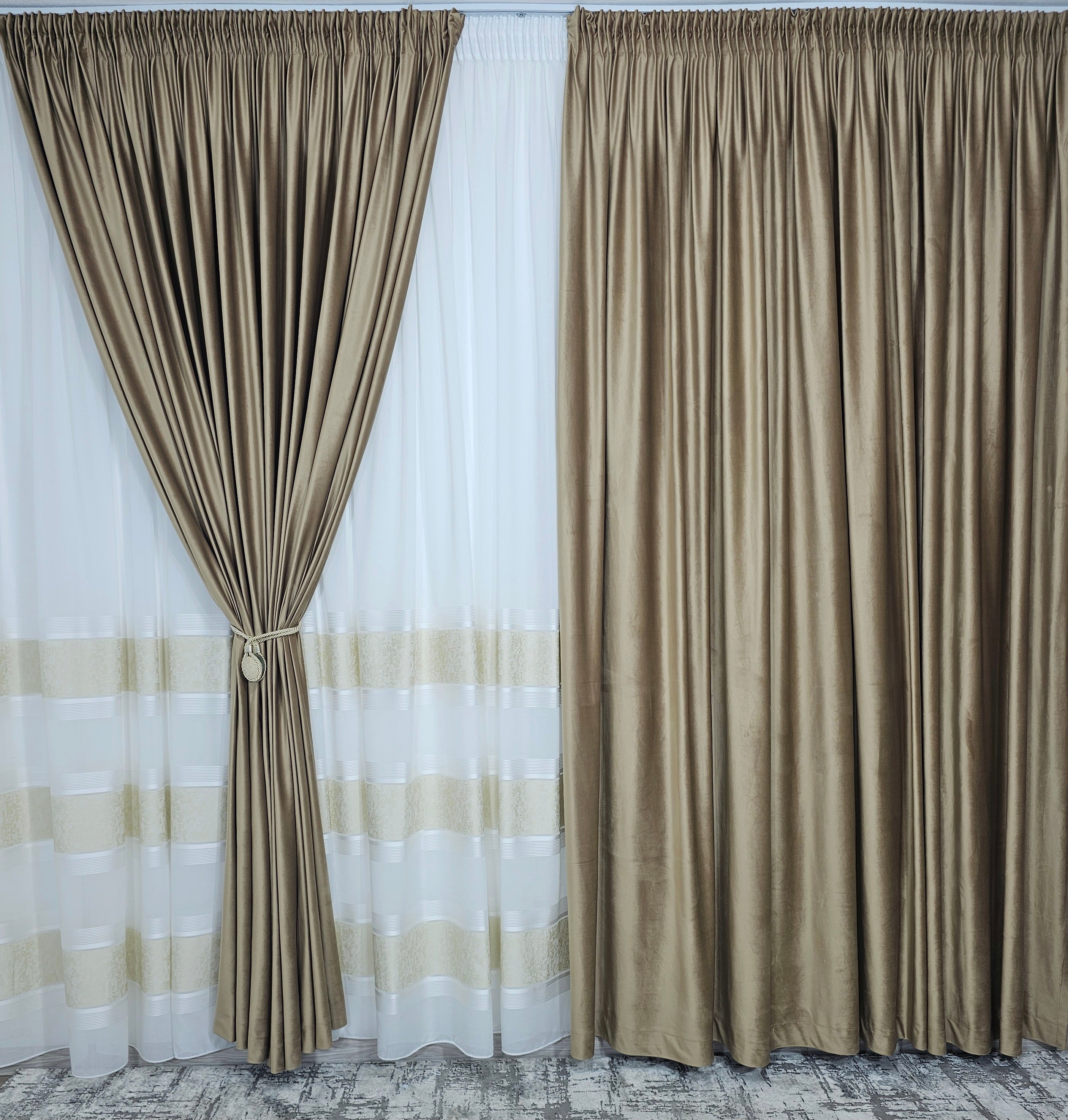 Set Sonia:perdea in cristal cu benzi crem si draperie catifea caramel