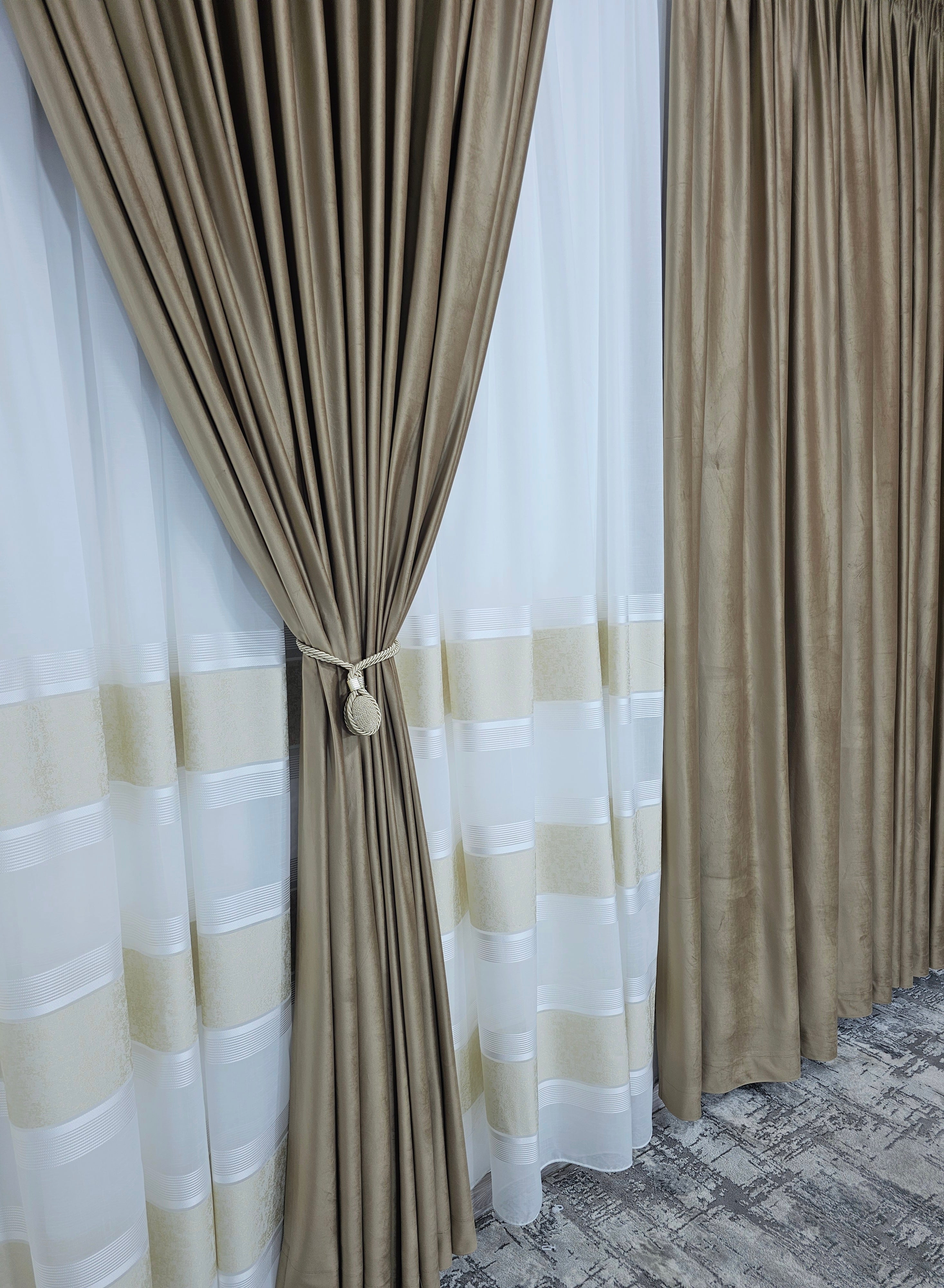 Set Sonia:perdea in cristal cu benzi crem si draperie catifea caramel