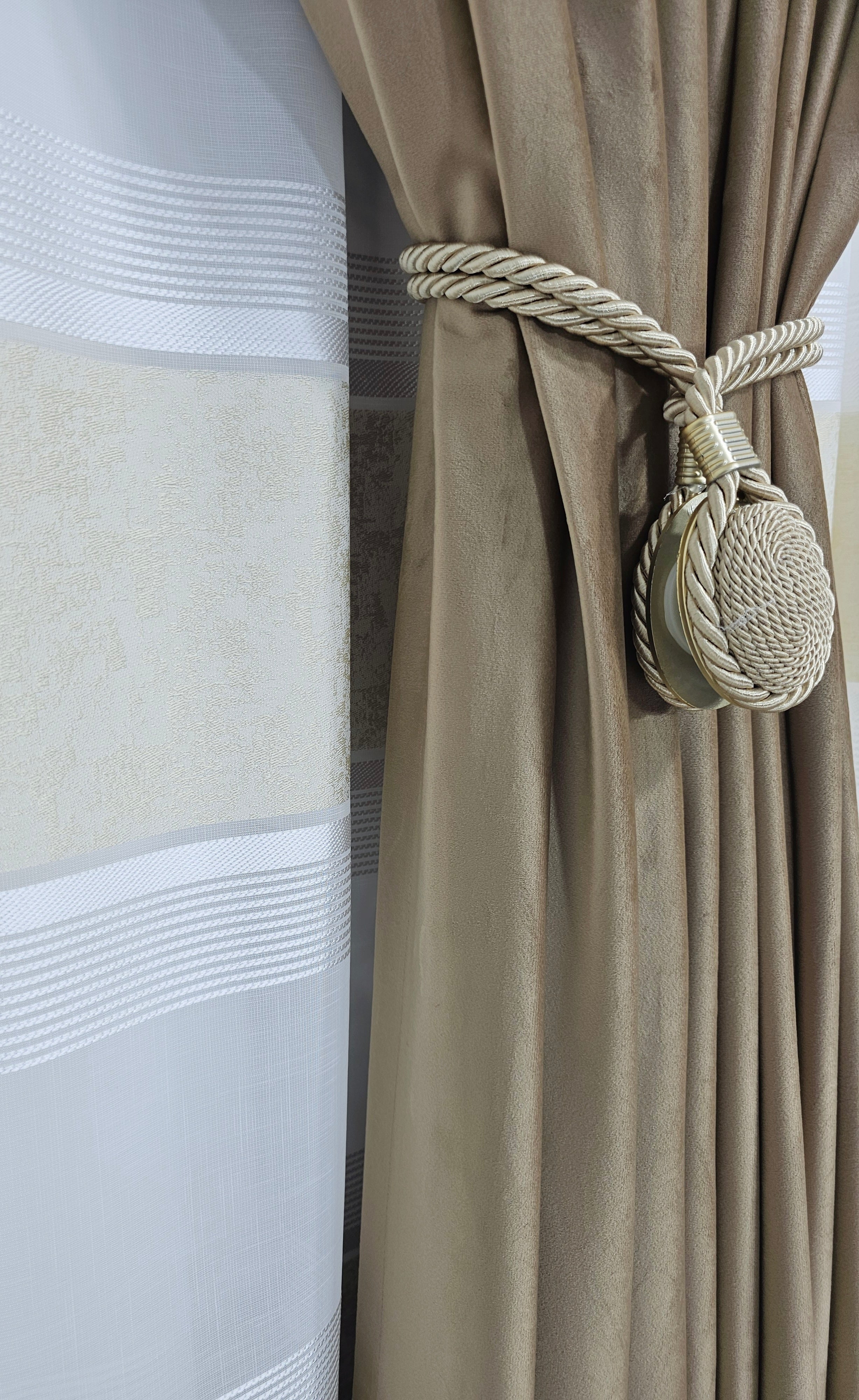 Set Sonia:perdea in cristal cu benzi crem si draperie catifea caramel
