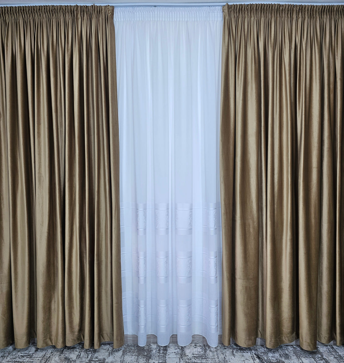 Set Bario: perdea in cristal cu benzi albe si draperie catifea bej caramel blackout 90%
