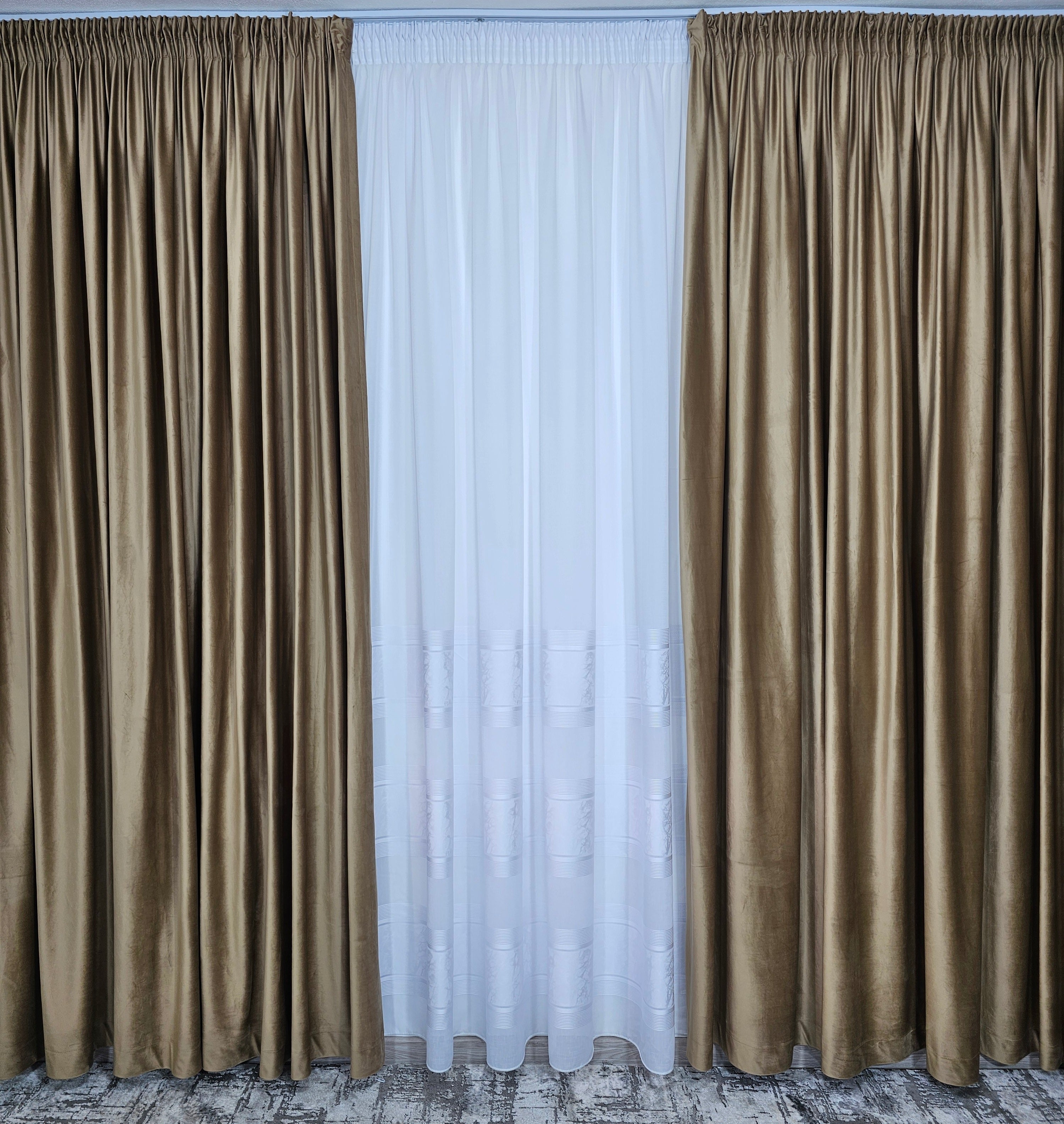 Set Bario: perdea in cristal cu benzi albe si draperie catifea bej caramel blackout 90%
