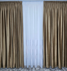 Set Bario: perdea in cristal cu benzi albe si draperie catifea bej caramel blackout 90%
