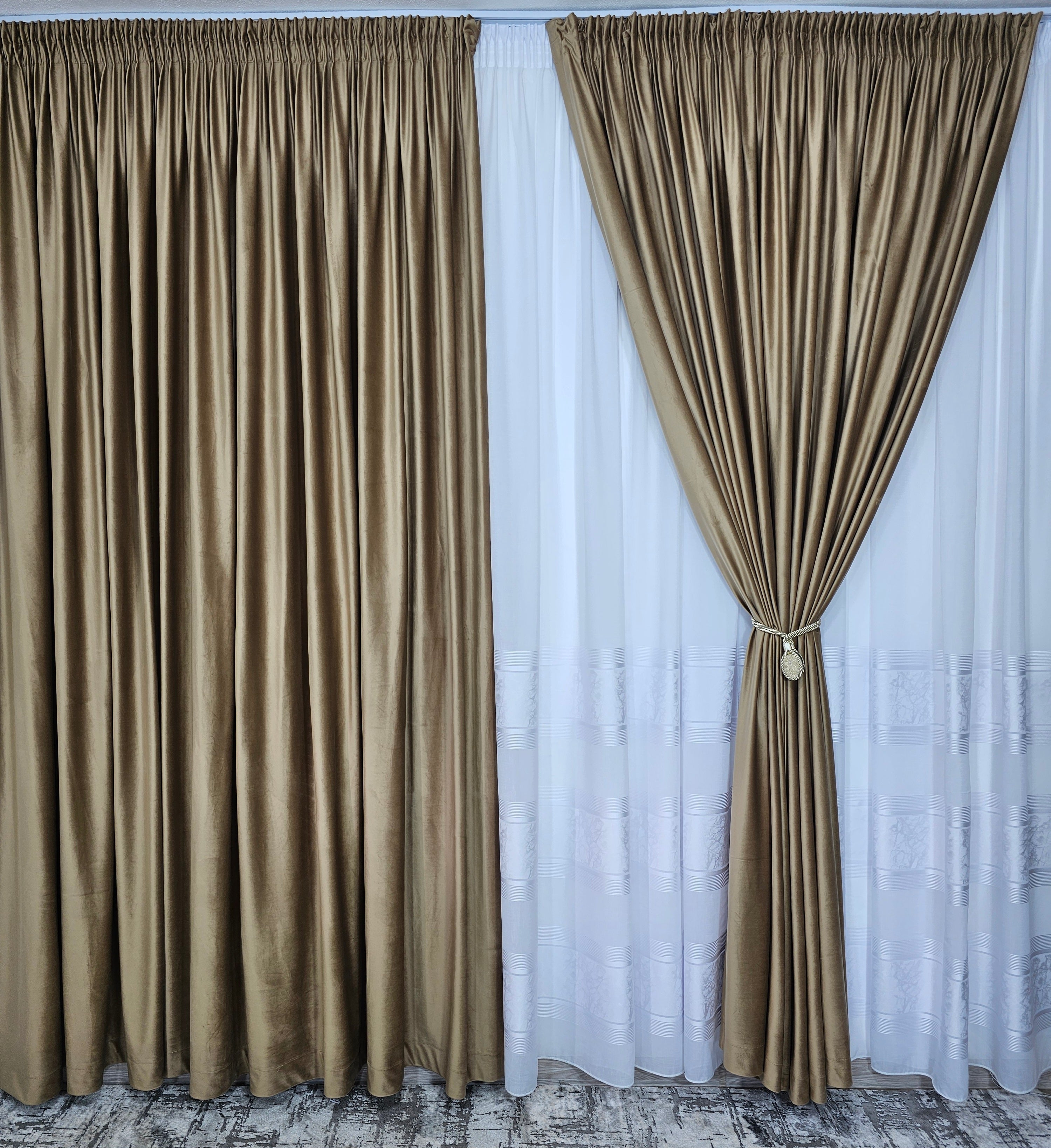 Set Bario: perdea in cristal cu benzi albe si draperie catifea bej caramel blackout 90%