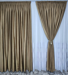 Set Bario: perdea in cristal cu benzi albe si draperie catifea bej caramel blackout 90%