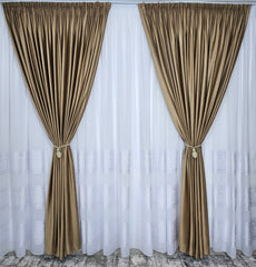 Set Bario: perdea in cristal cu benzi albe si draperie catifea bej caramel blackout 90%