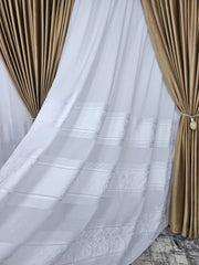 Set Bario: perdea in cristal cu benzi albe si draperie catifea bej caramel blackout 90%