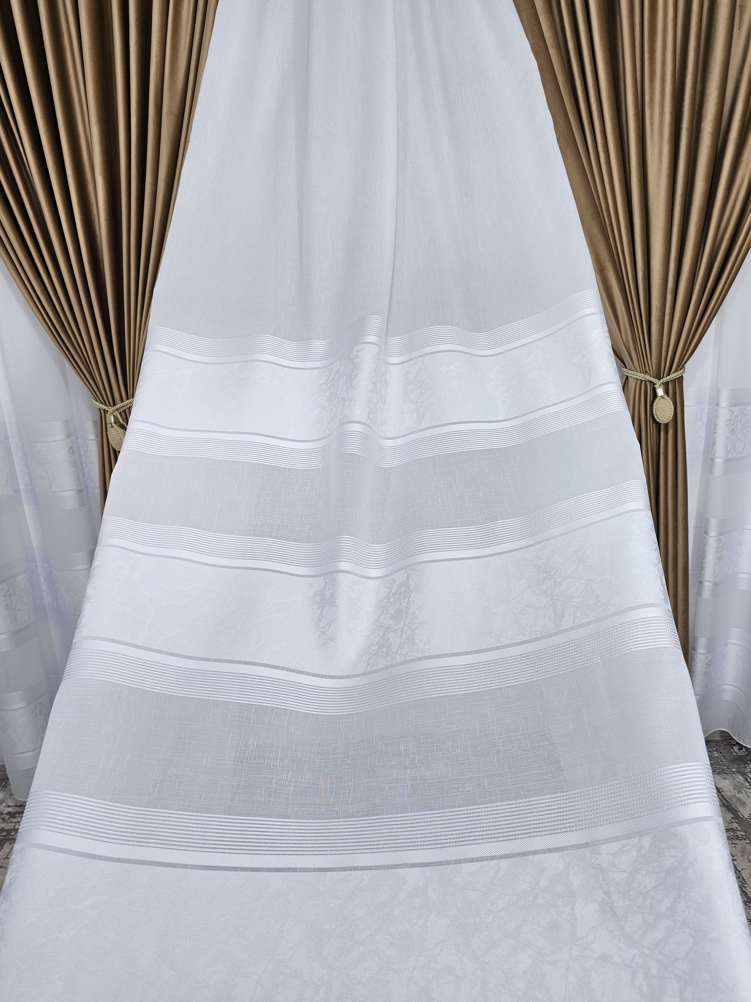 Set Bario: perdea in cristal cu benzi albe si draperie catifea bej caramel blackout 90%