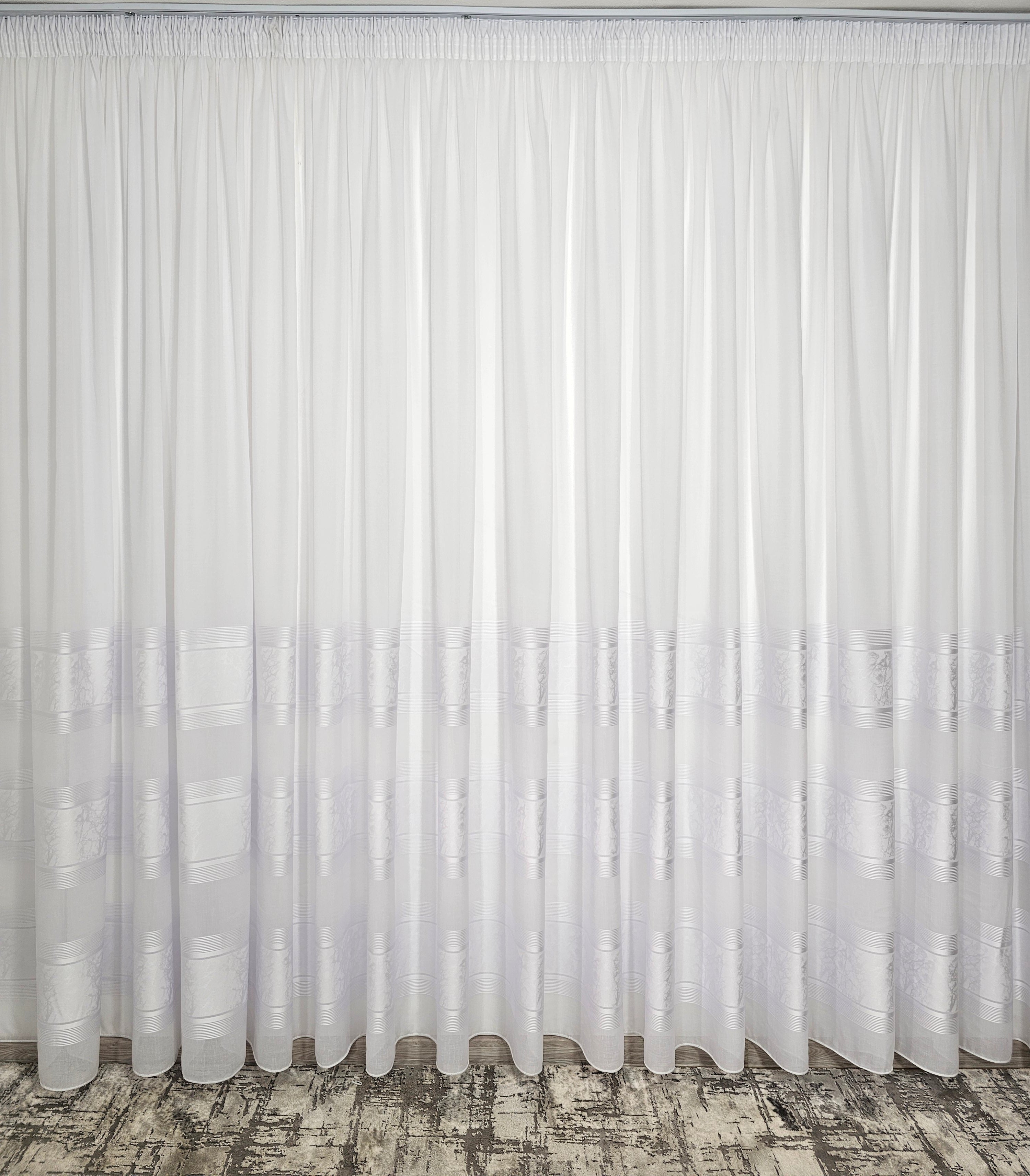 Set Bario: perdea in cristal cu benzi albe si draperie catifea bej caramel blackout 90%