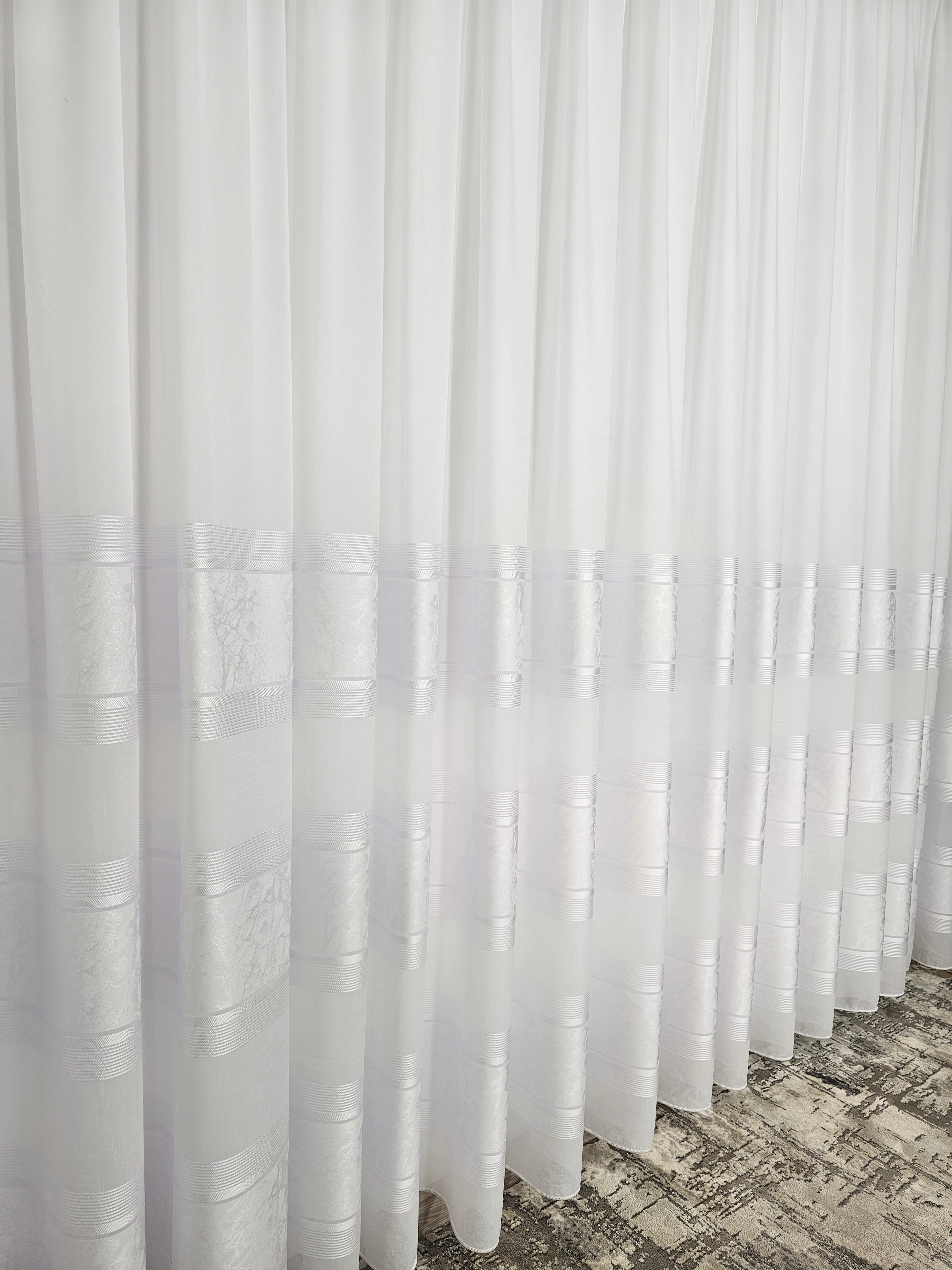 Set Clara: perdea in cristal cu benzi albe si draperie catifea roz lila
