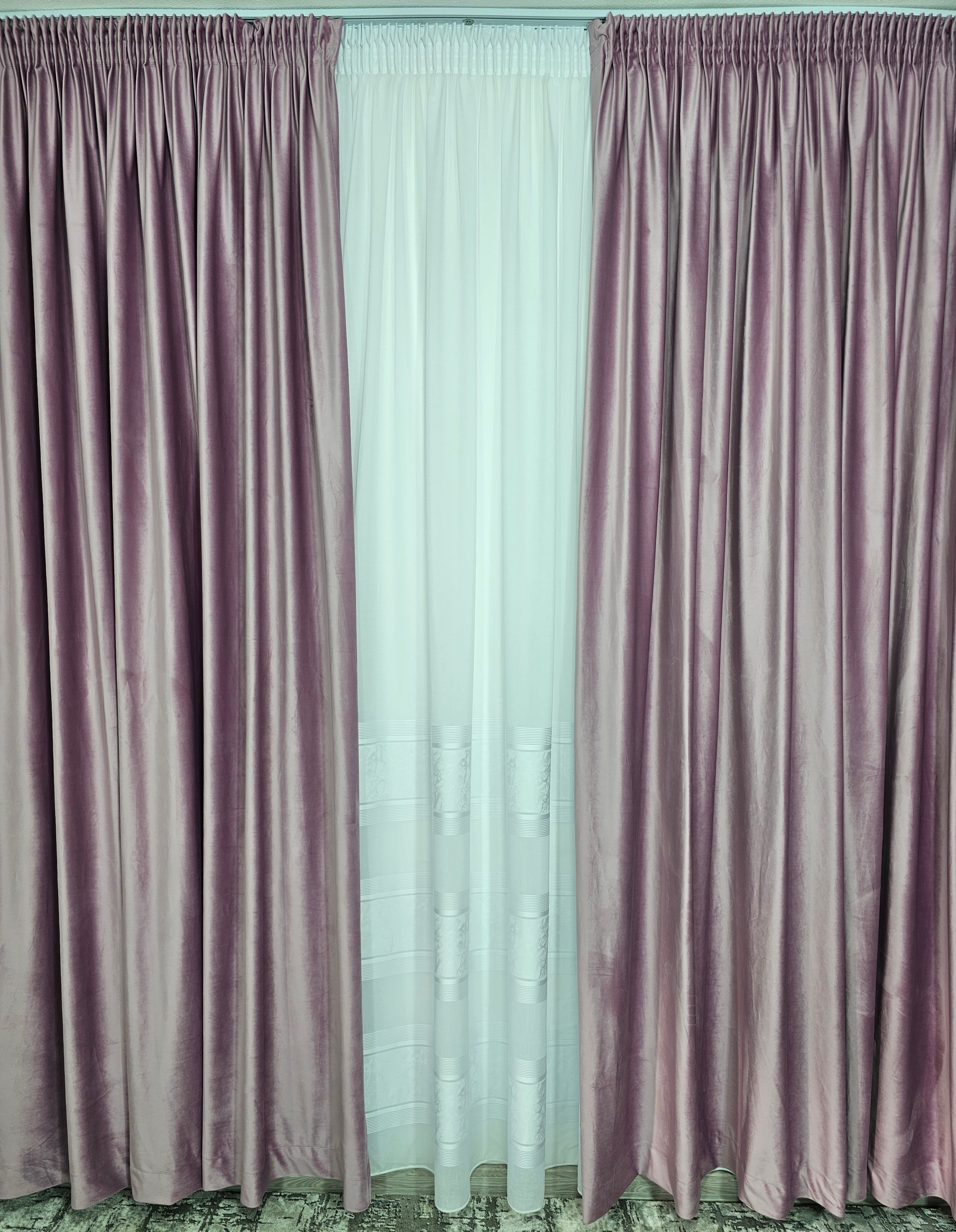 Set Clara: perdea in cristal cu benzi albe si draperie catifea roz lila