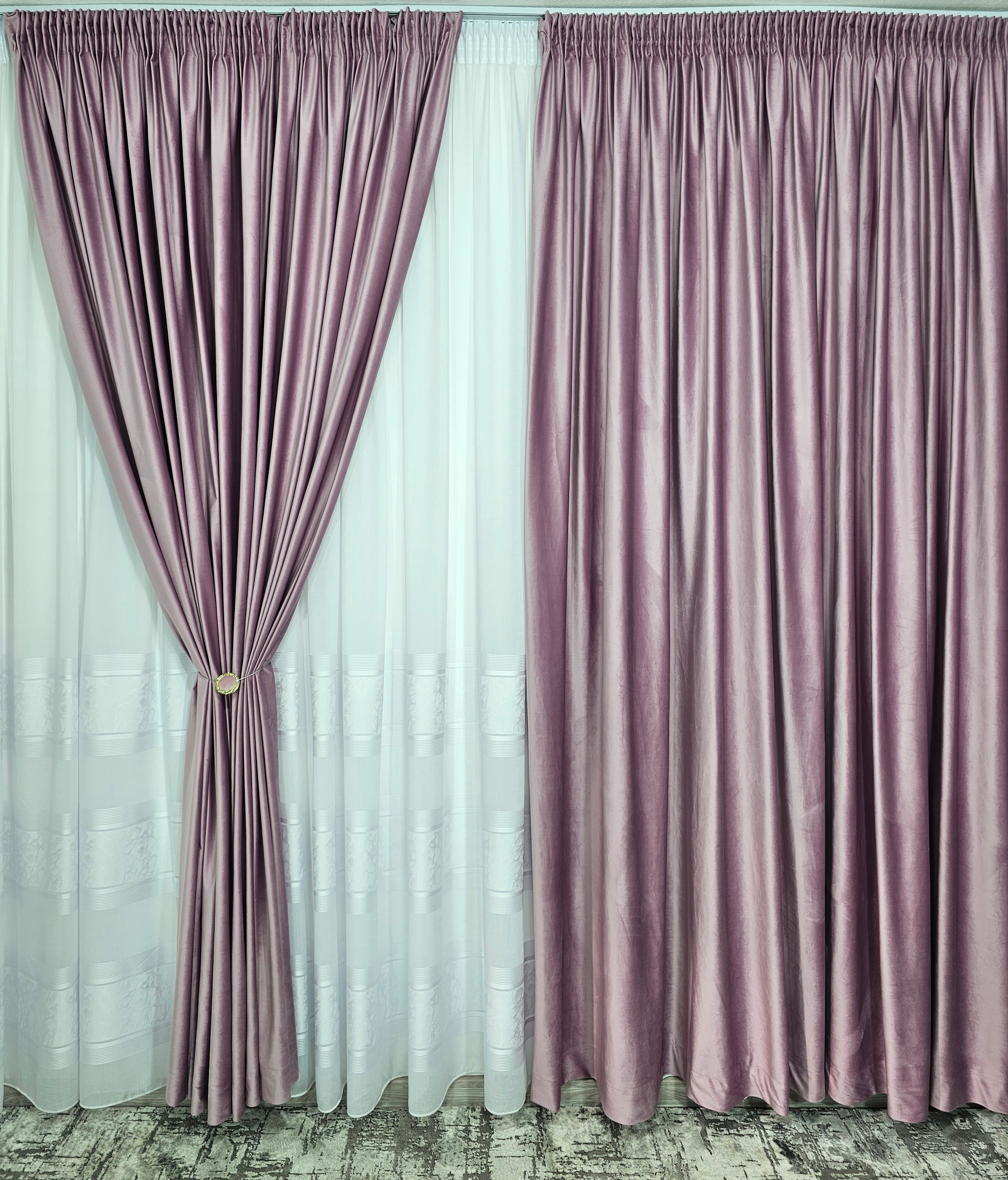 Set Clara: perdea in cristal cu benzi albe si draperie catifea roz lila