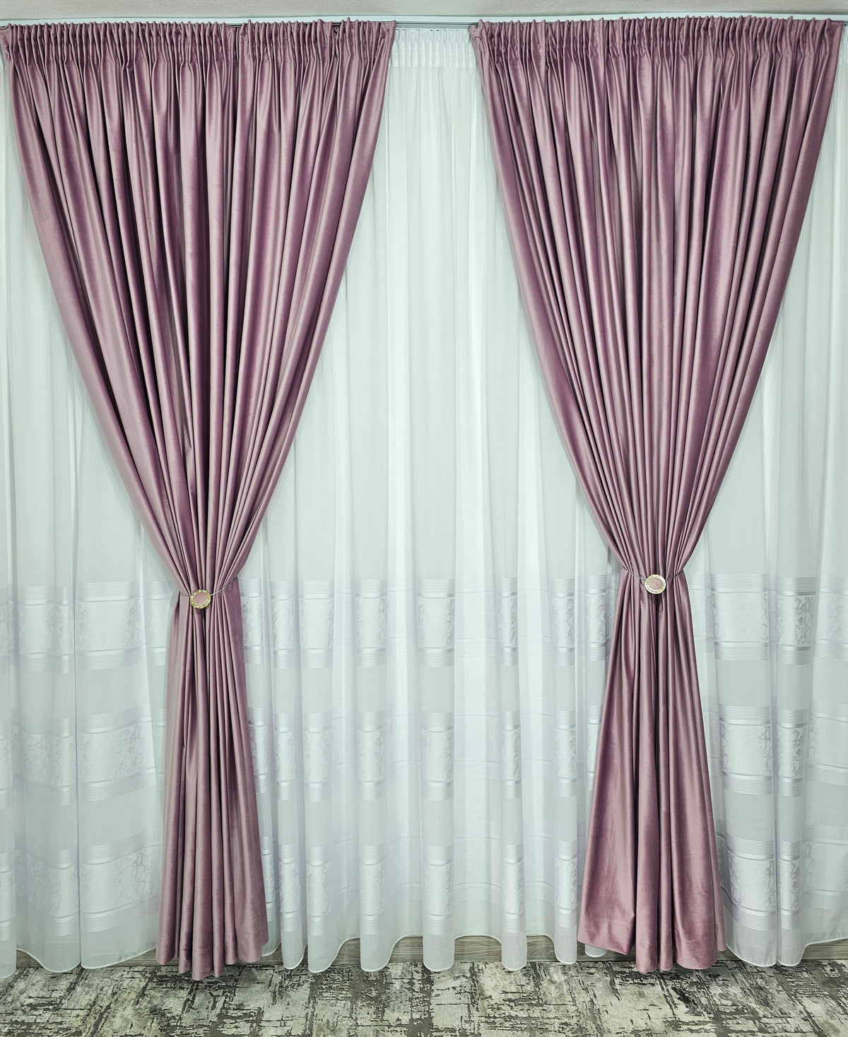 Set Clara: perdea in cristal cu benzi albe si draperie catifea roz lila