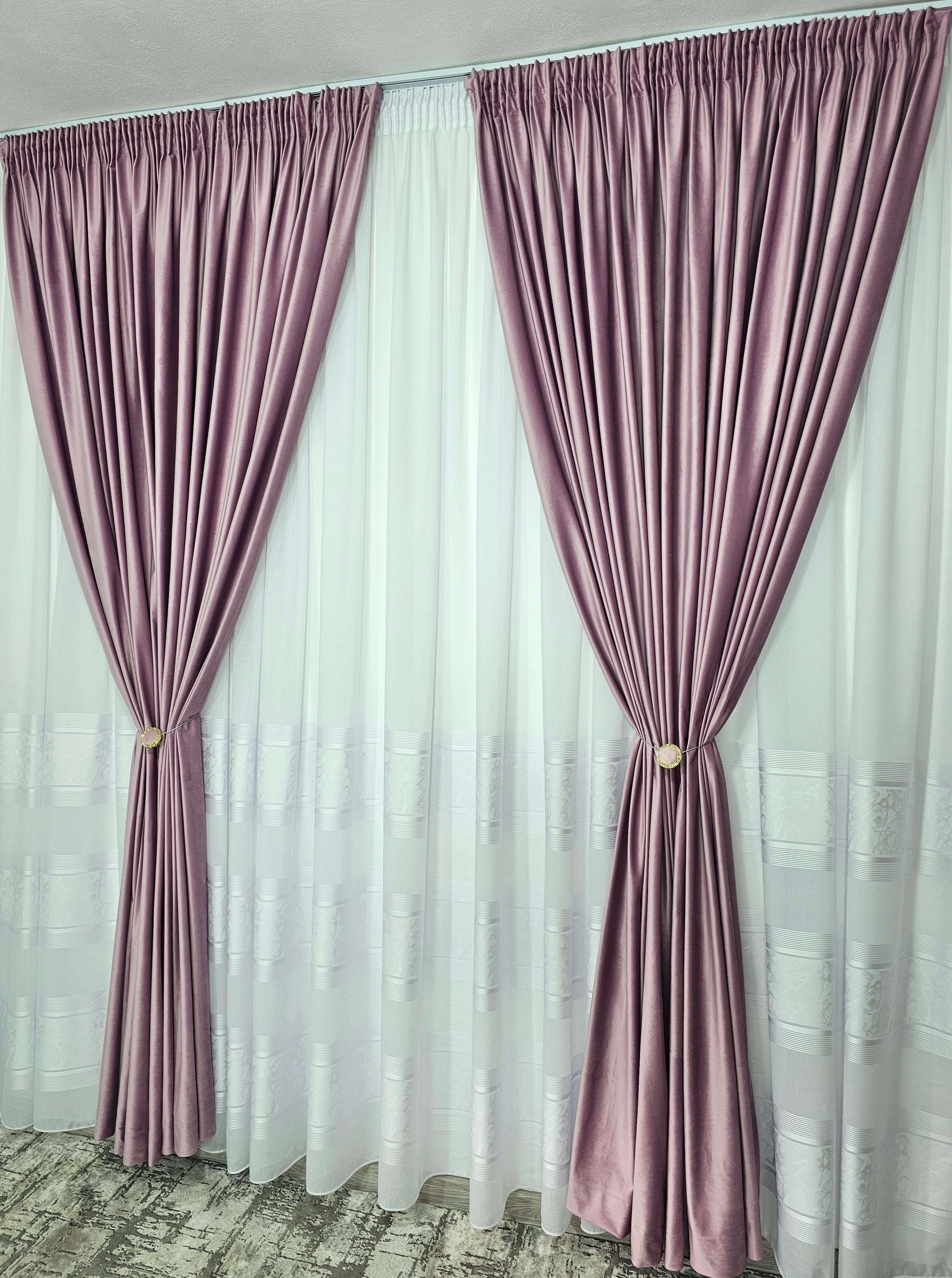 Set Clara: perdea in cristal cu benzi albe si draperie catifea roz lila