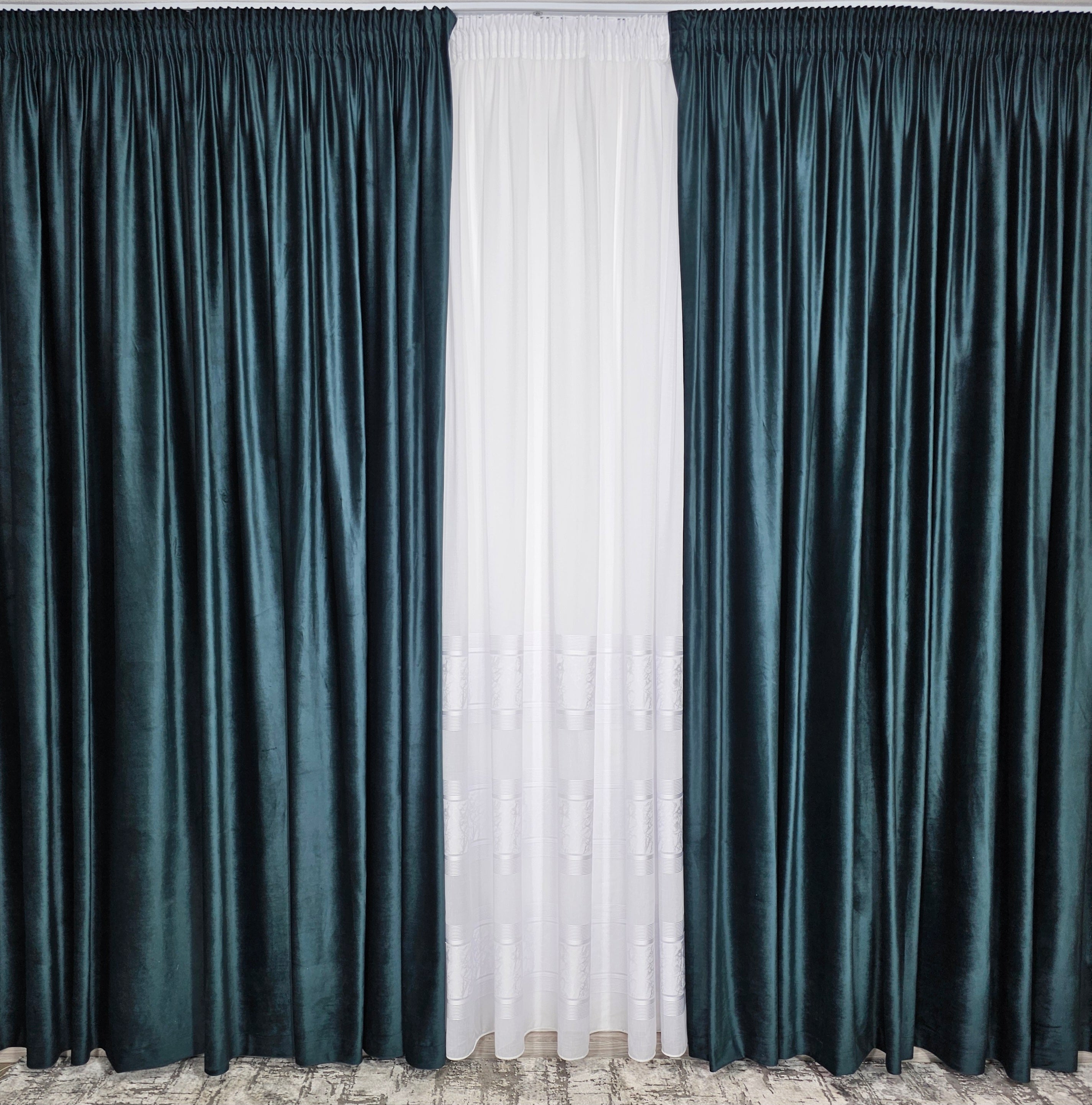 Set Cristian: perdea in cristal cu benzi albe si draperie catifea verde onix inchis