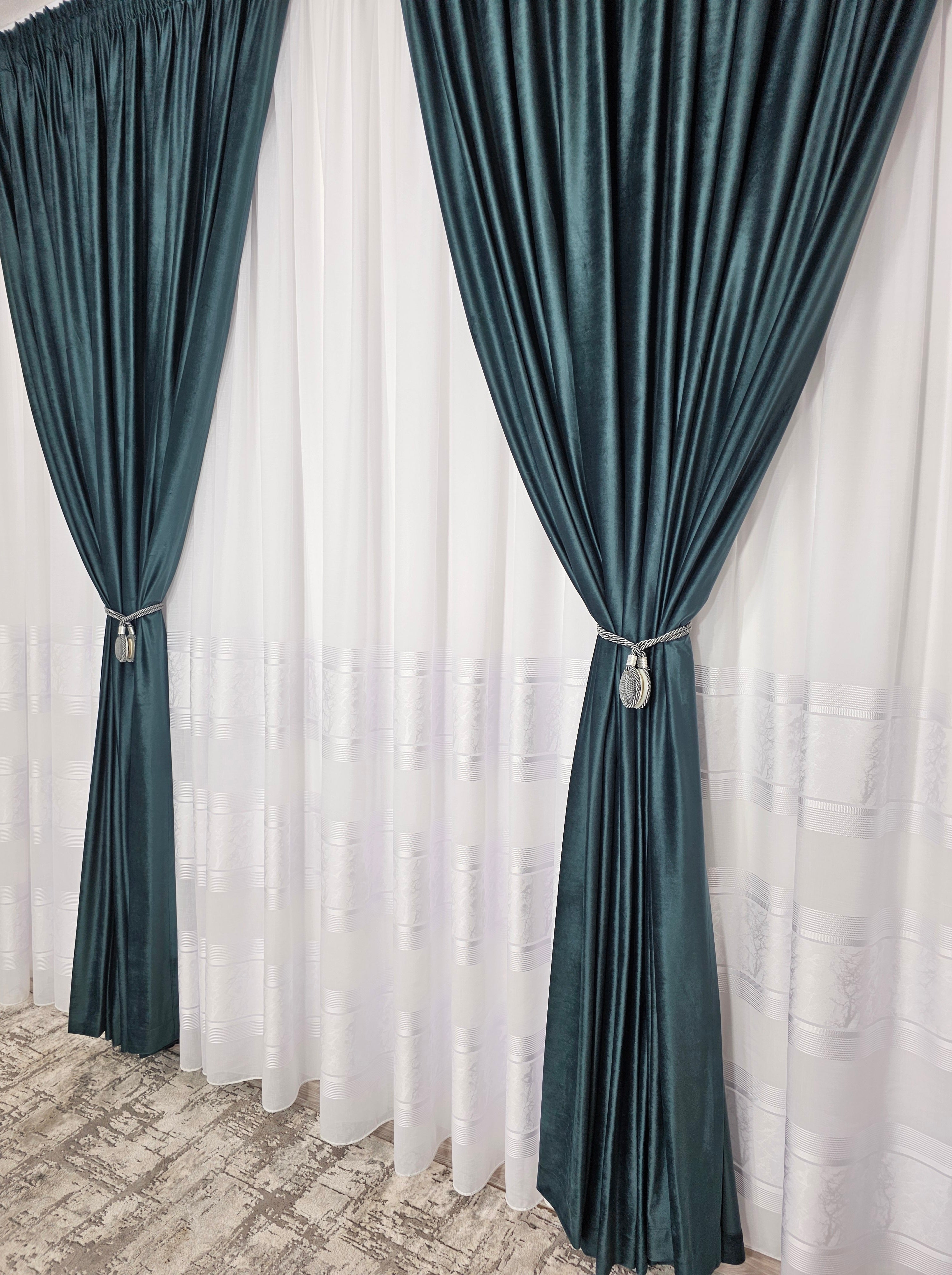 Set Cristian: perdea in cristal cu benzi albe si draperie catifea verde onix inchis