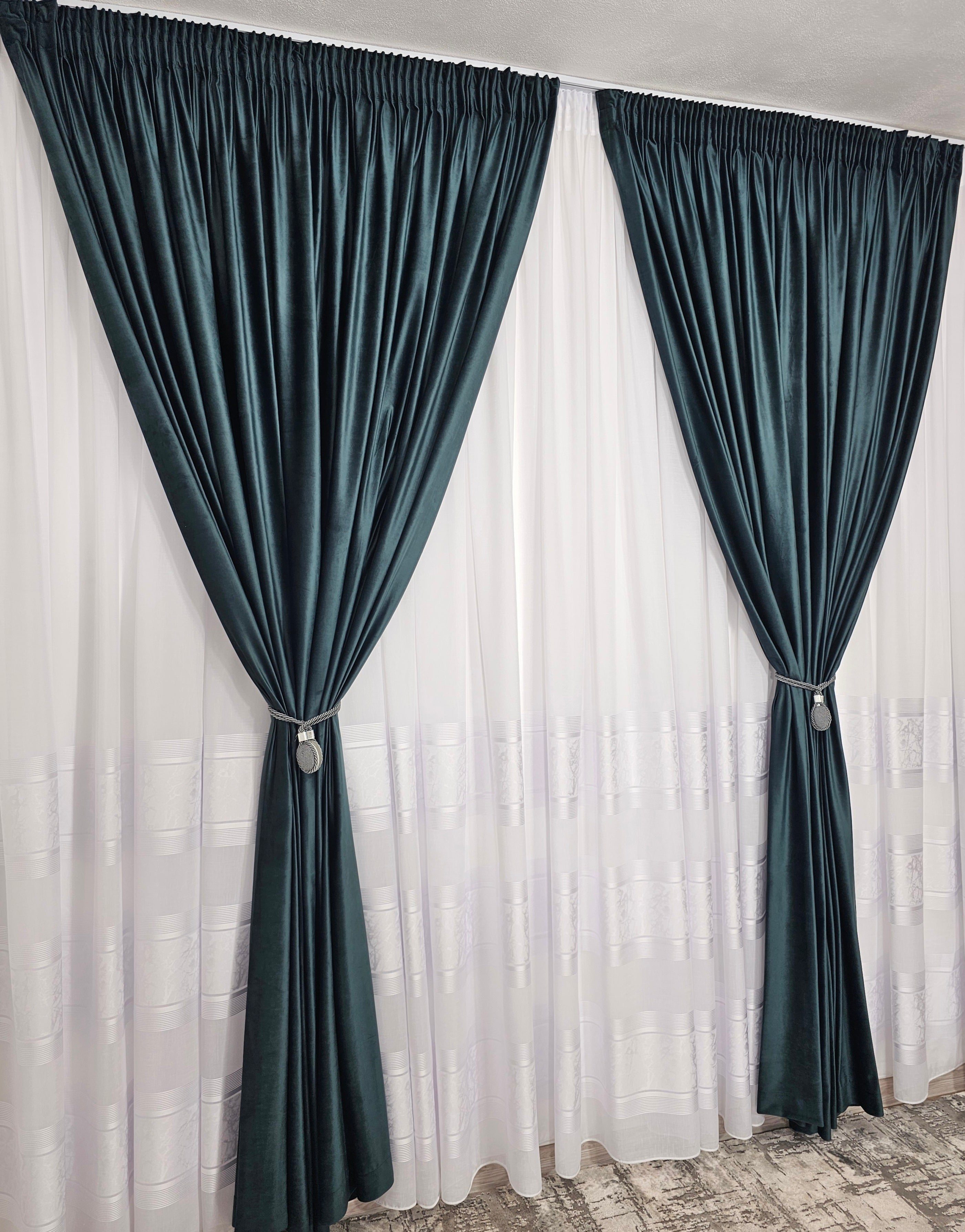 Set Cristian: perdea in cristal cu benzi albe si draperie catifea verde onix inchis