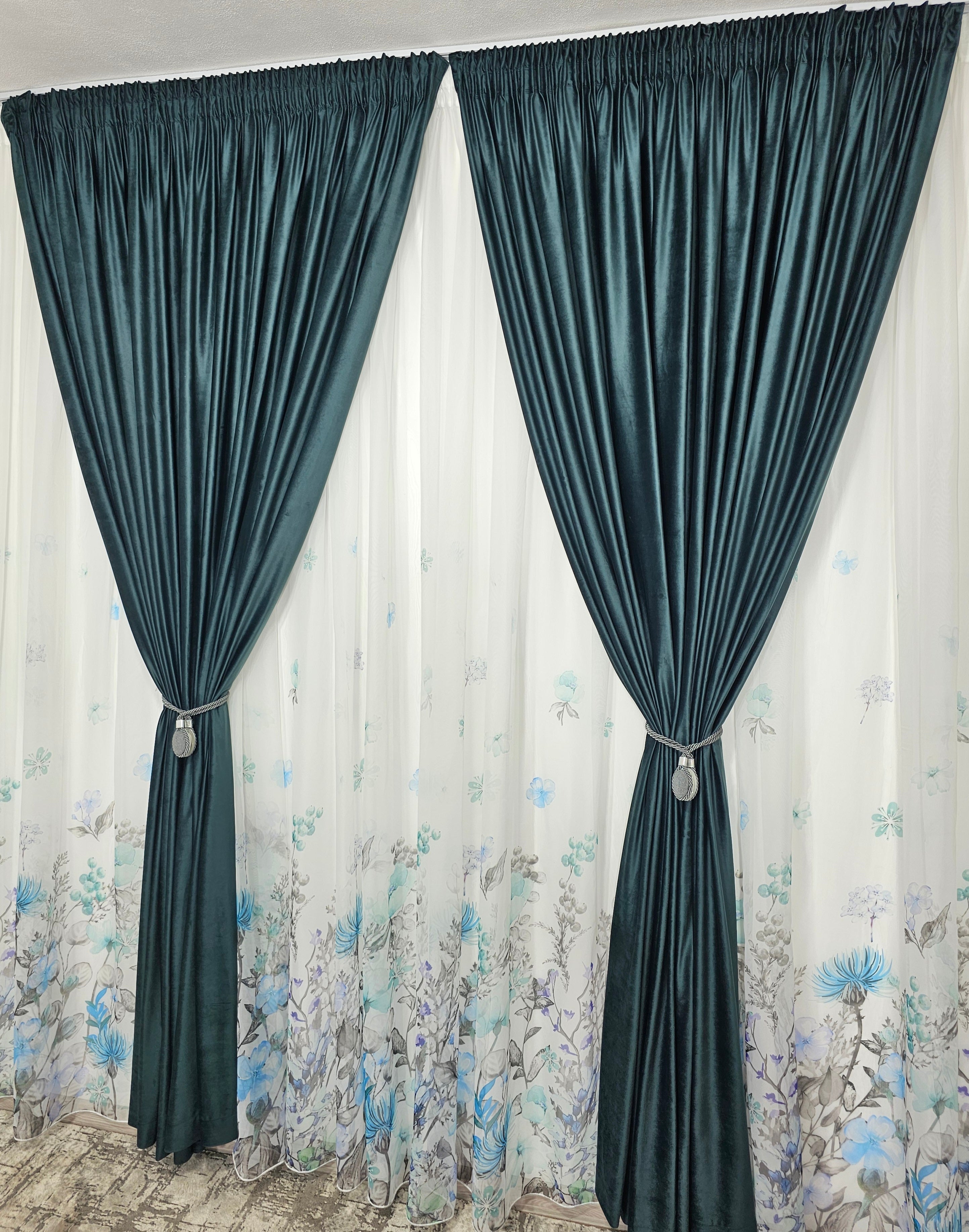 Set Emilia: perdea model floral  combinatie gri cu albastru si draperie catifea verde