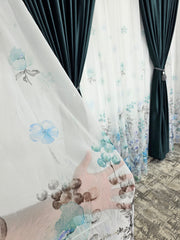 Set Emilia: perdea model floral  combinatie gri cu albastru si draperie catifea verde