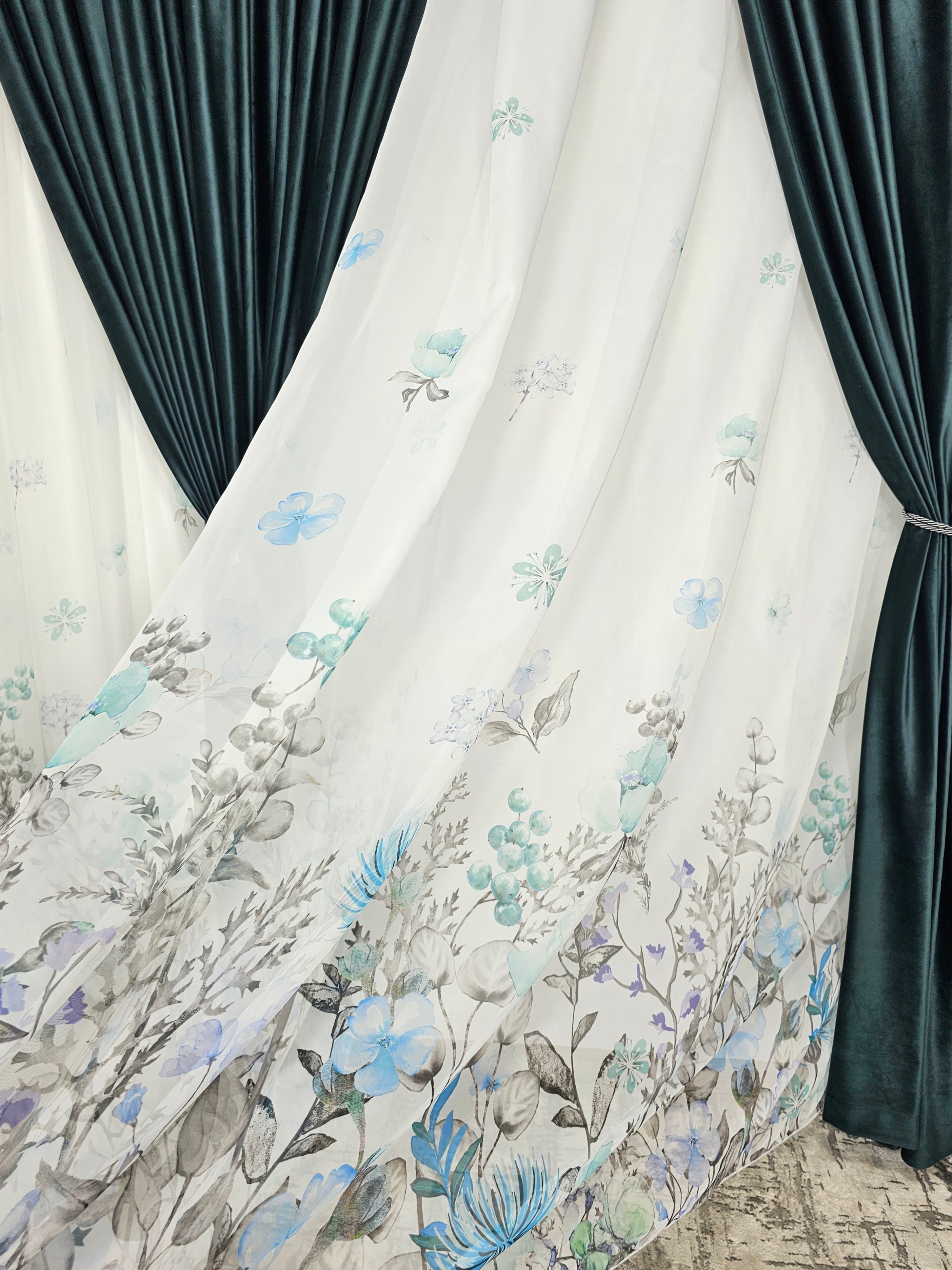 Set Emilia: perdea model floral  combinatie gri cu albastru si draperie catifea verde