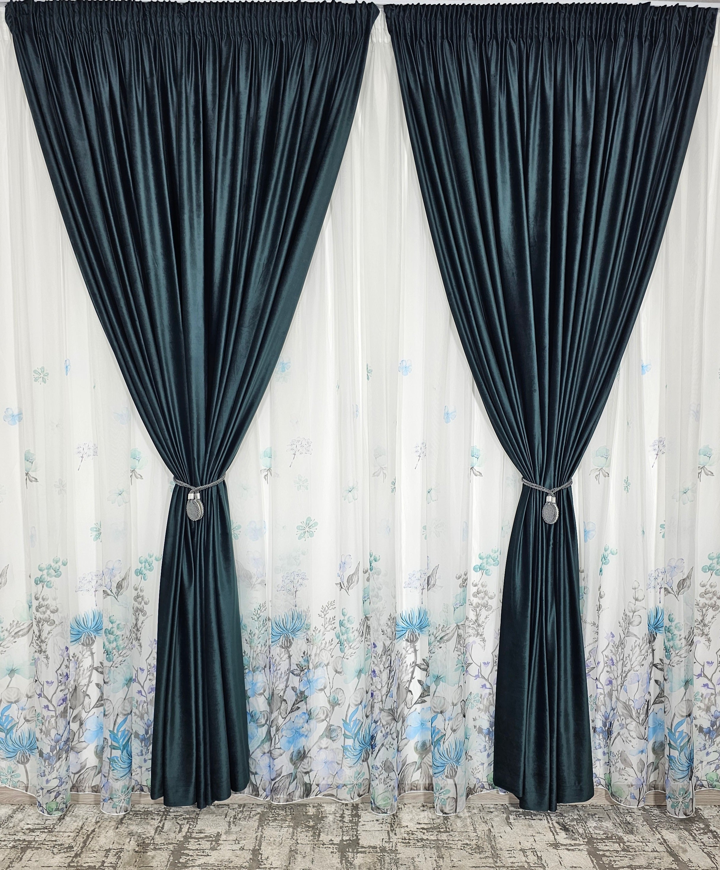 Set Emilia: perdea model floral  combinatie gri cu albastru si draperie catifea verde