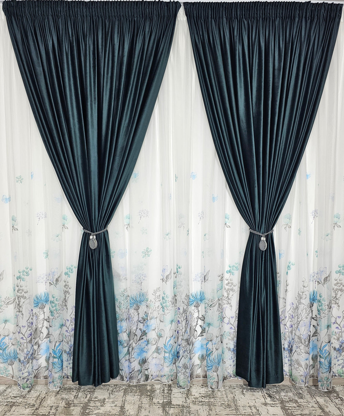 Ideal pentru living si dormitor cu pat sau canapea verde, gri ori albastra, pereti albi si mobilier alb – Set Emilia: Perdea din Voal cu Model Floral Gri si Albastru si Draperie Catifea Verde – confectionat pe comanda
