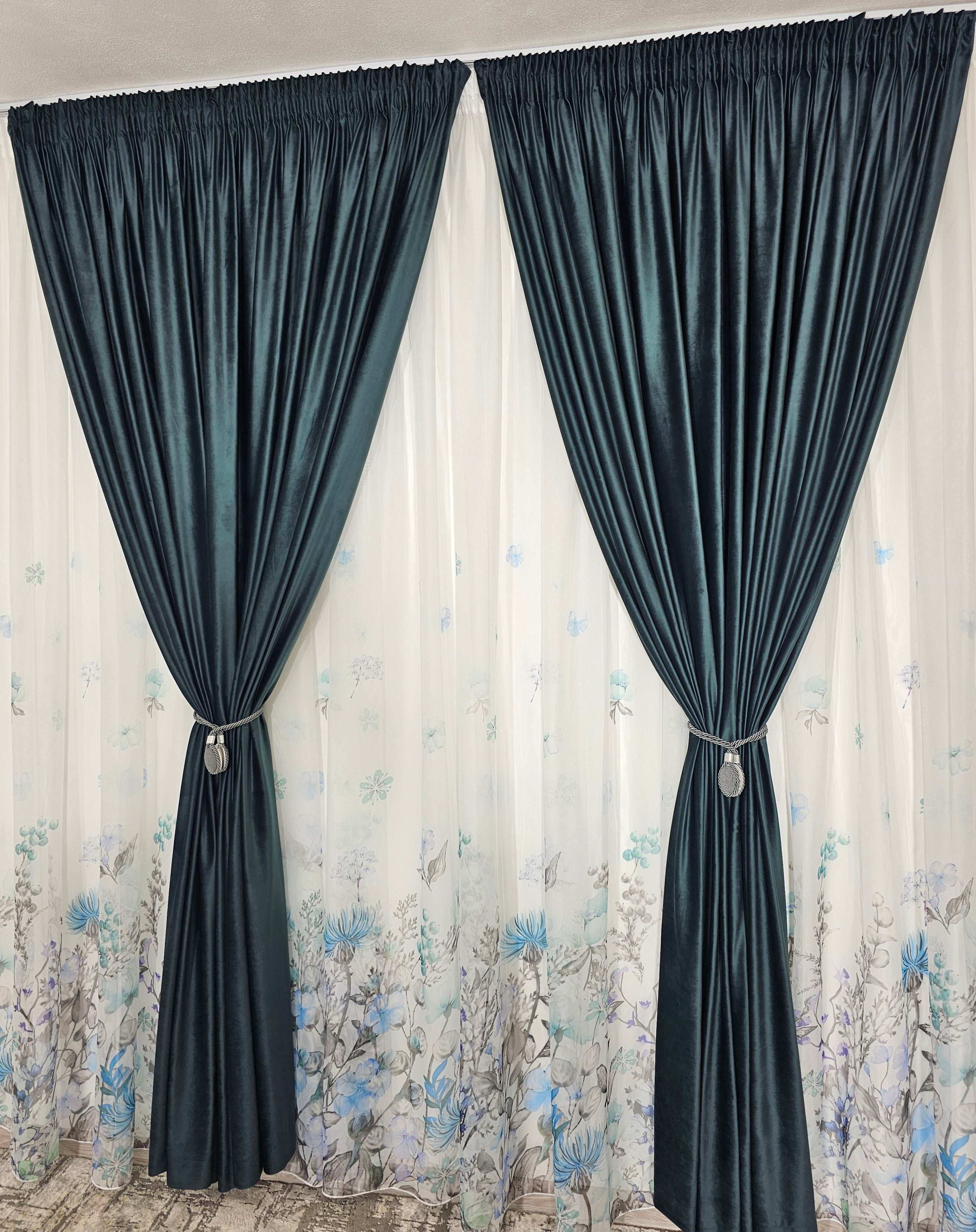 Set Emilia: perdea model floral  combinatie gri cu albastru si draperie catifea verde