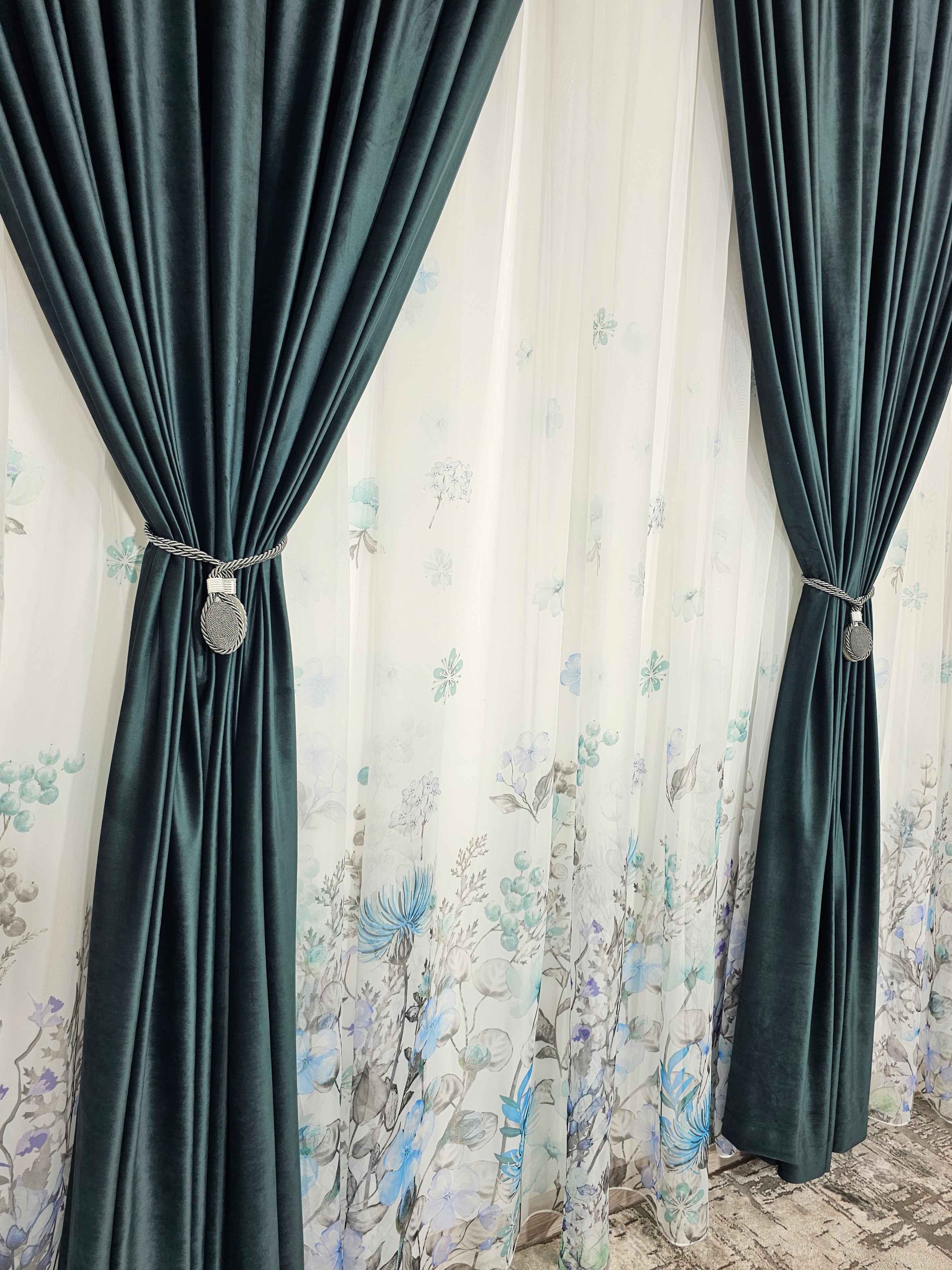 Set Emilia: perdea model floral  combinatie gri cu albastru si draperie catifea verde